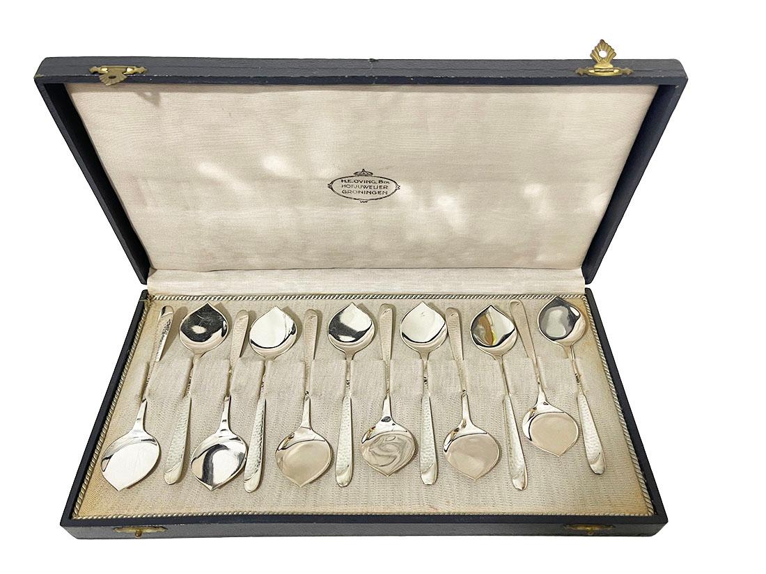 12 cucchiai da ghiaccio in argento olandese Art Deco di Gerritsen & Van Kempen (1926-1961).

Questi 12 cucchiai da ghiaccio in argento olandese Art Deco hanno un manico martellato con finitura rotonda e un bordo rotondo, appuntito e rialzato per