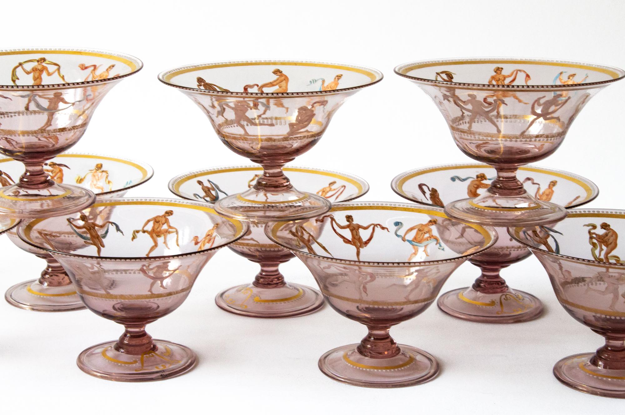 12 copas de amatista veneciana esmaltadas Art Decó con follaje y celosía dorados. Fabricadas en la década de 1930, atribuidas a Salviati, en Venecia, Italia, estas copas están impecablemente bien hechas y delicadamente sopladas a mano con un