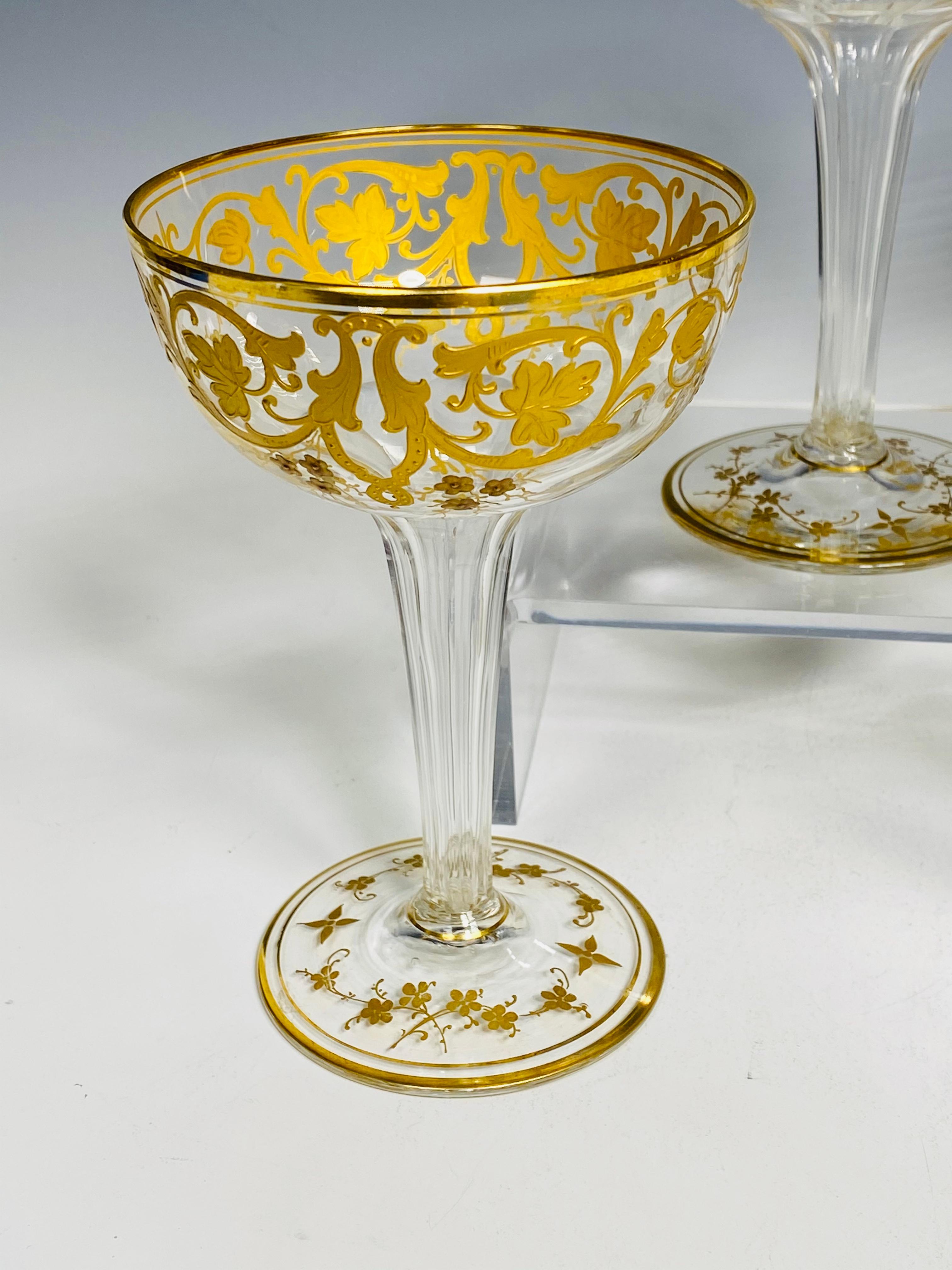 Français  12 coupes de champagne à pied creux en cristal soufflé à la main de Baccarat, or en pâte levée en vente