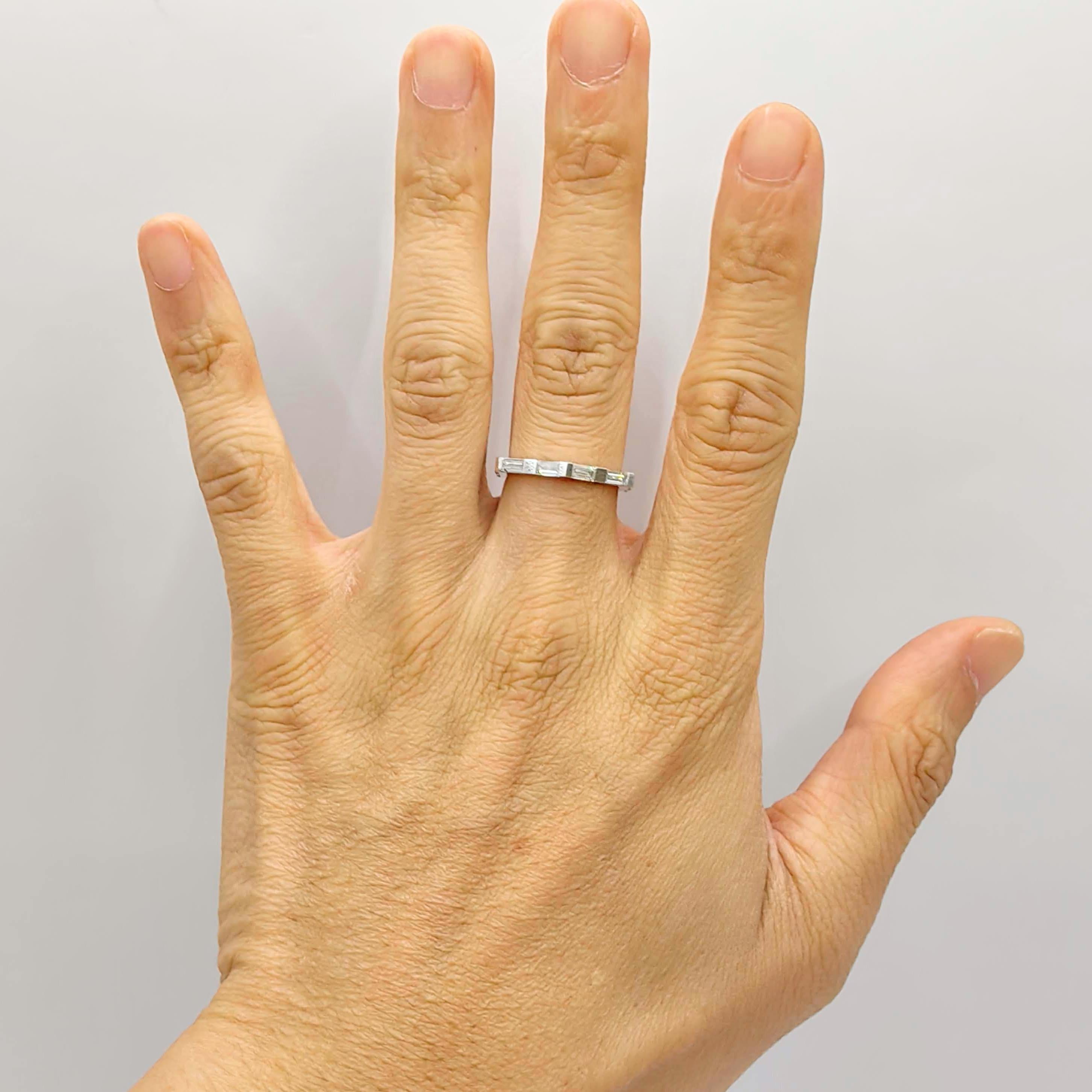 En vente :  Bague en or blanc 18 carats avec 12 diamants baguette en forme d'hexagone à six côtés 10