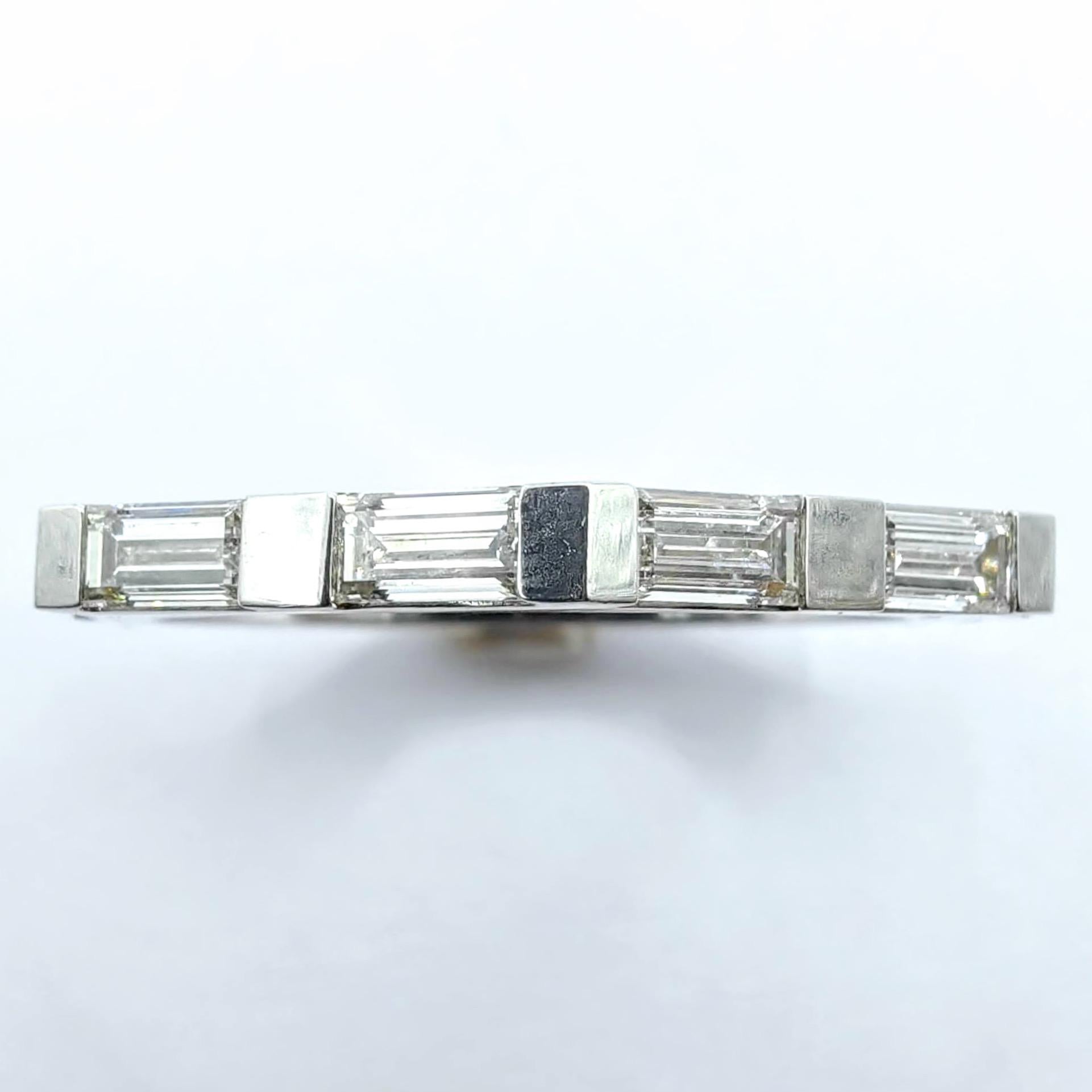 En vente :  Bague en or blanc 18 carats avec 12 diamants baguette en forme d'hexagone à six côtés 2