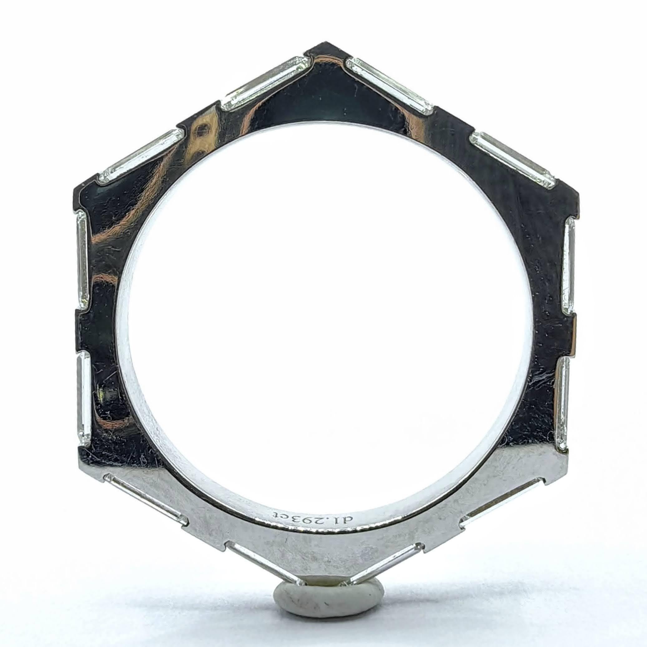 En vente :  Bague en or blanc 18 carats avec 12 diamants baguette en forme d'hexagone à six côtés 3