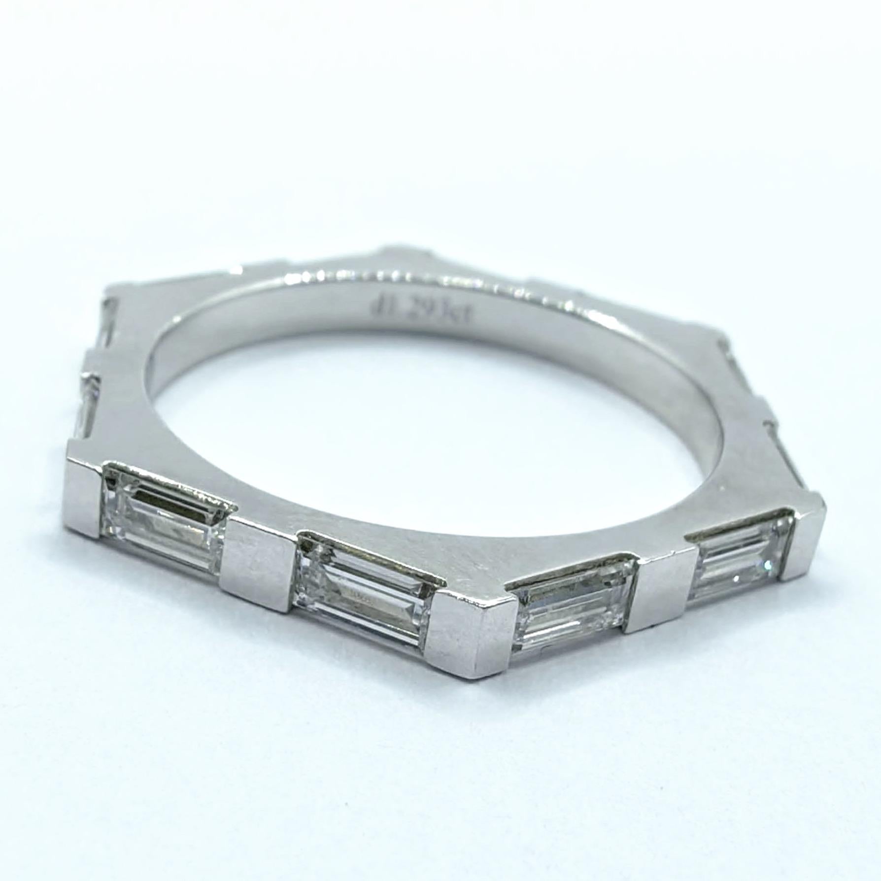 En vente :  Bague en or blanc 18 carats avec 12 diamants baguette en forme d'hexagone à six côtés 4