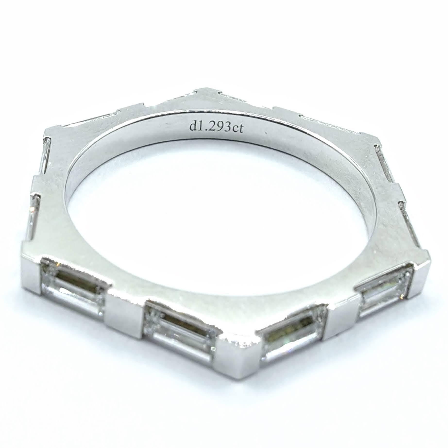 En vente :  Bague en or blanc 18 carats avec 12 diamants baguette en forme d'hexagone à six côtés 6