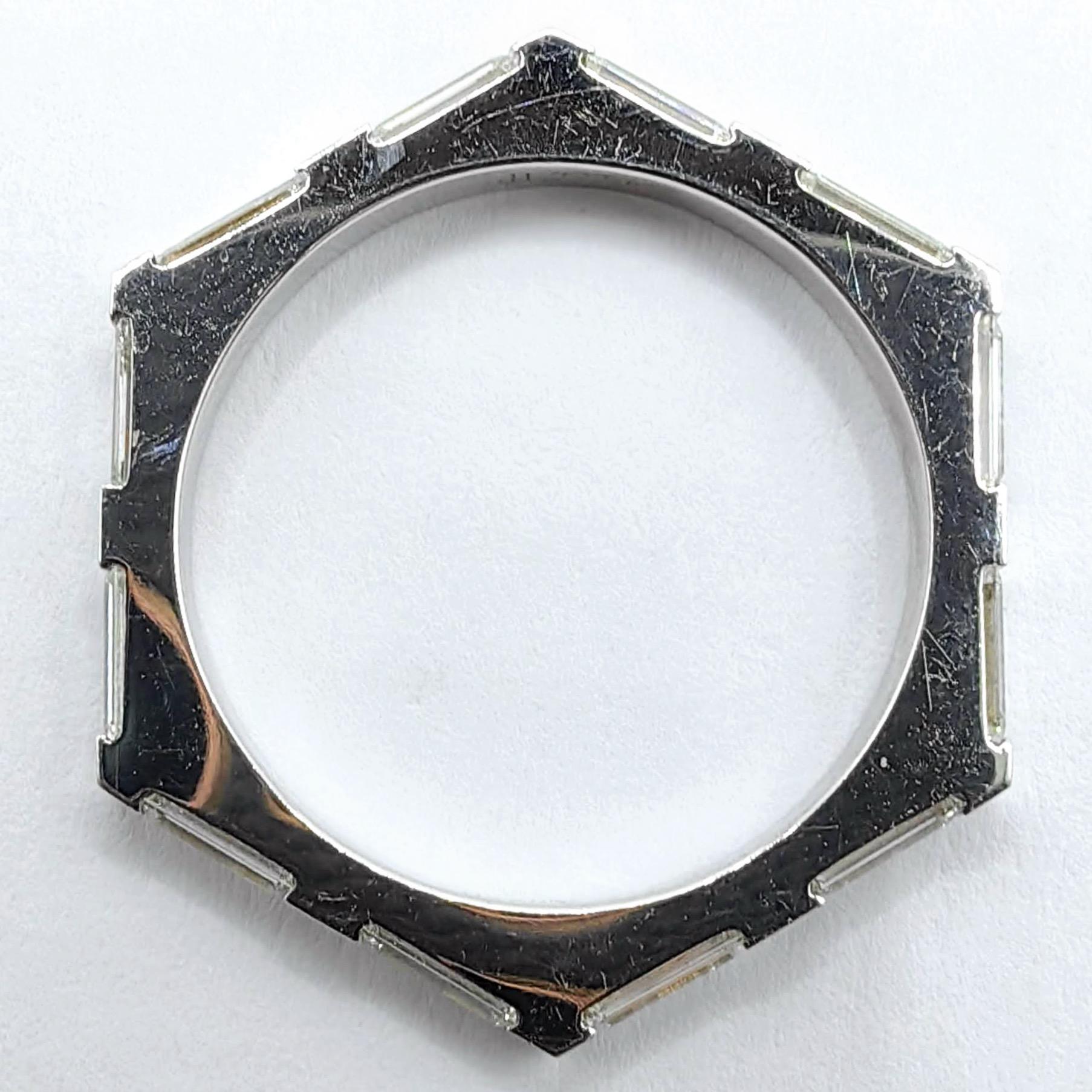 En vente :  Bague en or blanc 18 carats avec 12 diamants baguette en forme d'hexagone à six côtés 7