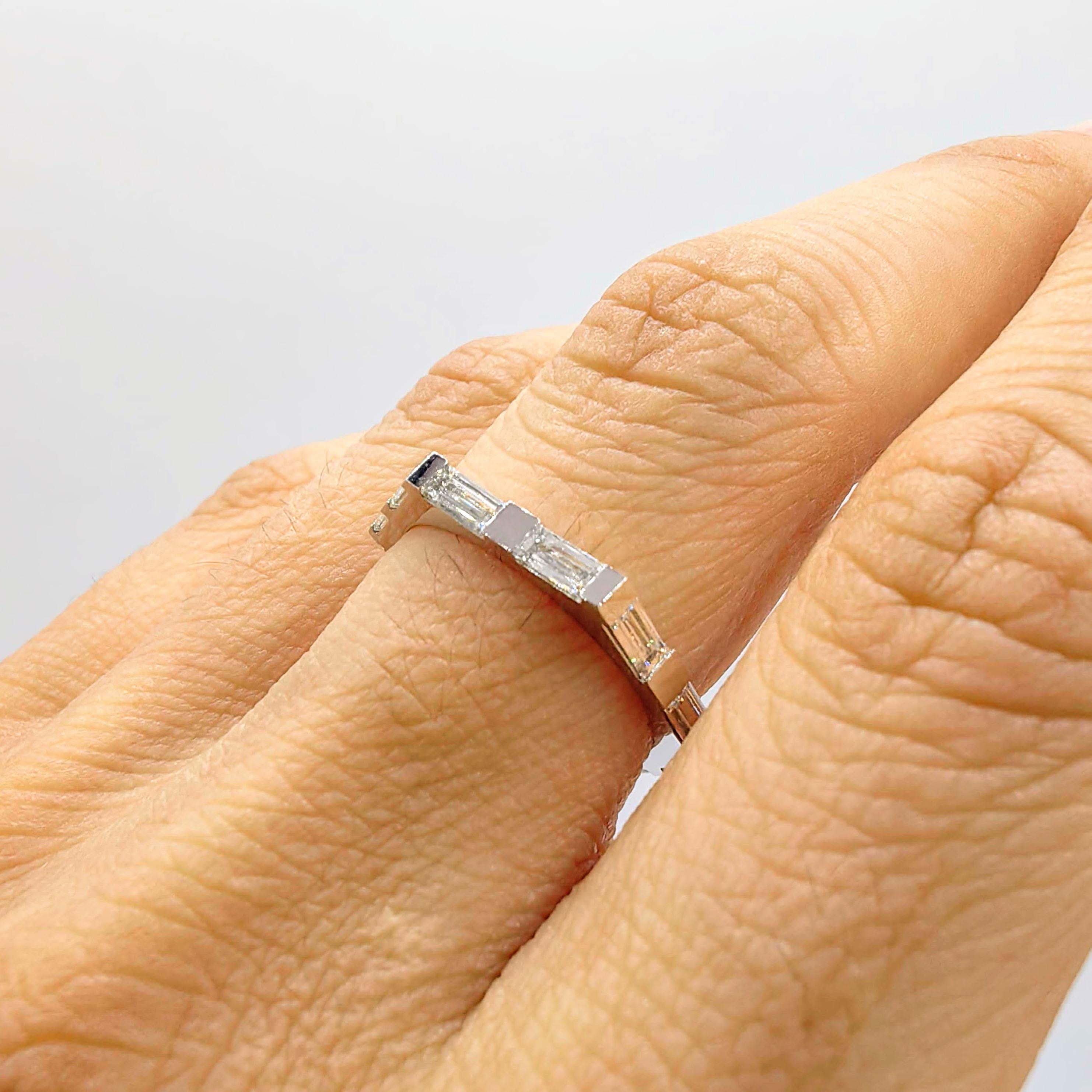 En vente :  Bague en or blanc 18 carats avec 12 diamants baguette en forme d'hexagone à six côtés 9