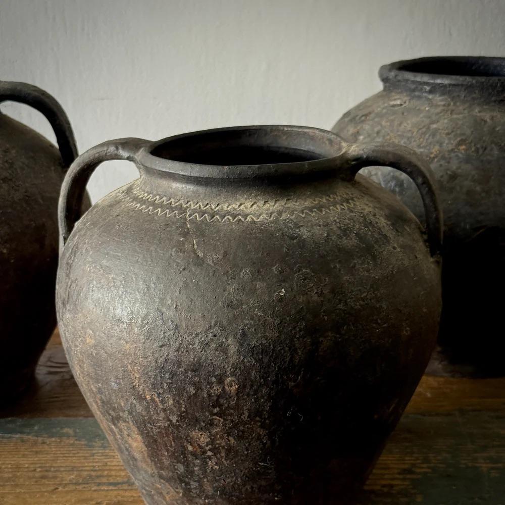 12 schwarze Terrakotta-Töpfe im Zustand „Gut“ im Angebot in Los Angeles, CA