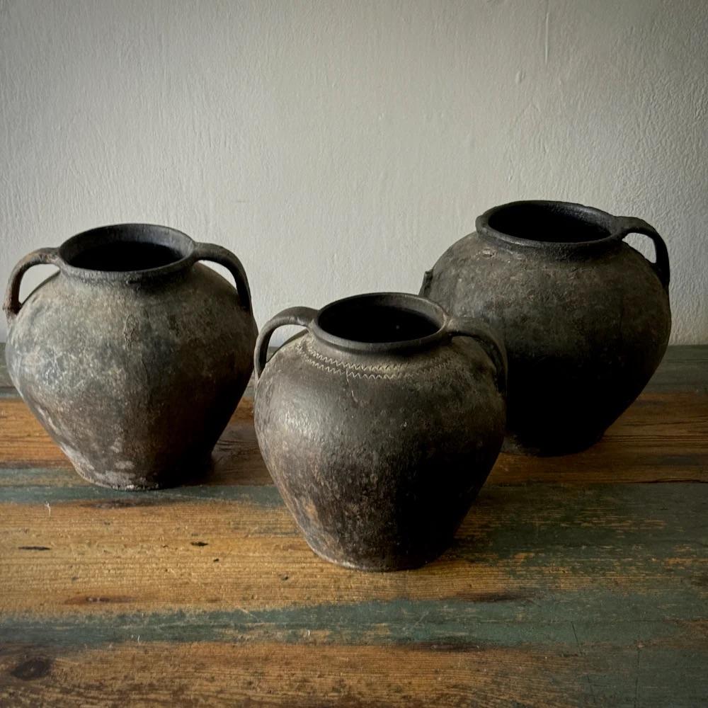 12 schwarze Terrakotta-Töpfe im Angebot 1