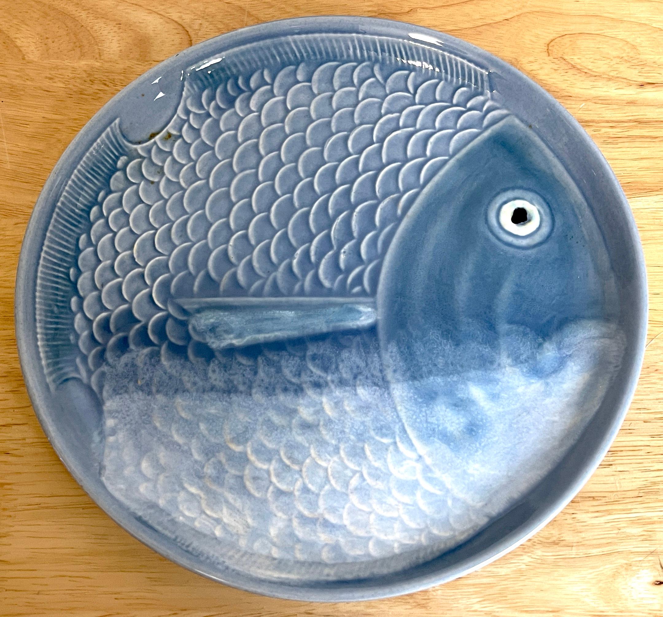 20ième siècle 12 assiettes à motif de poisson en faïence bleue et blanche en vente
