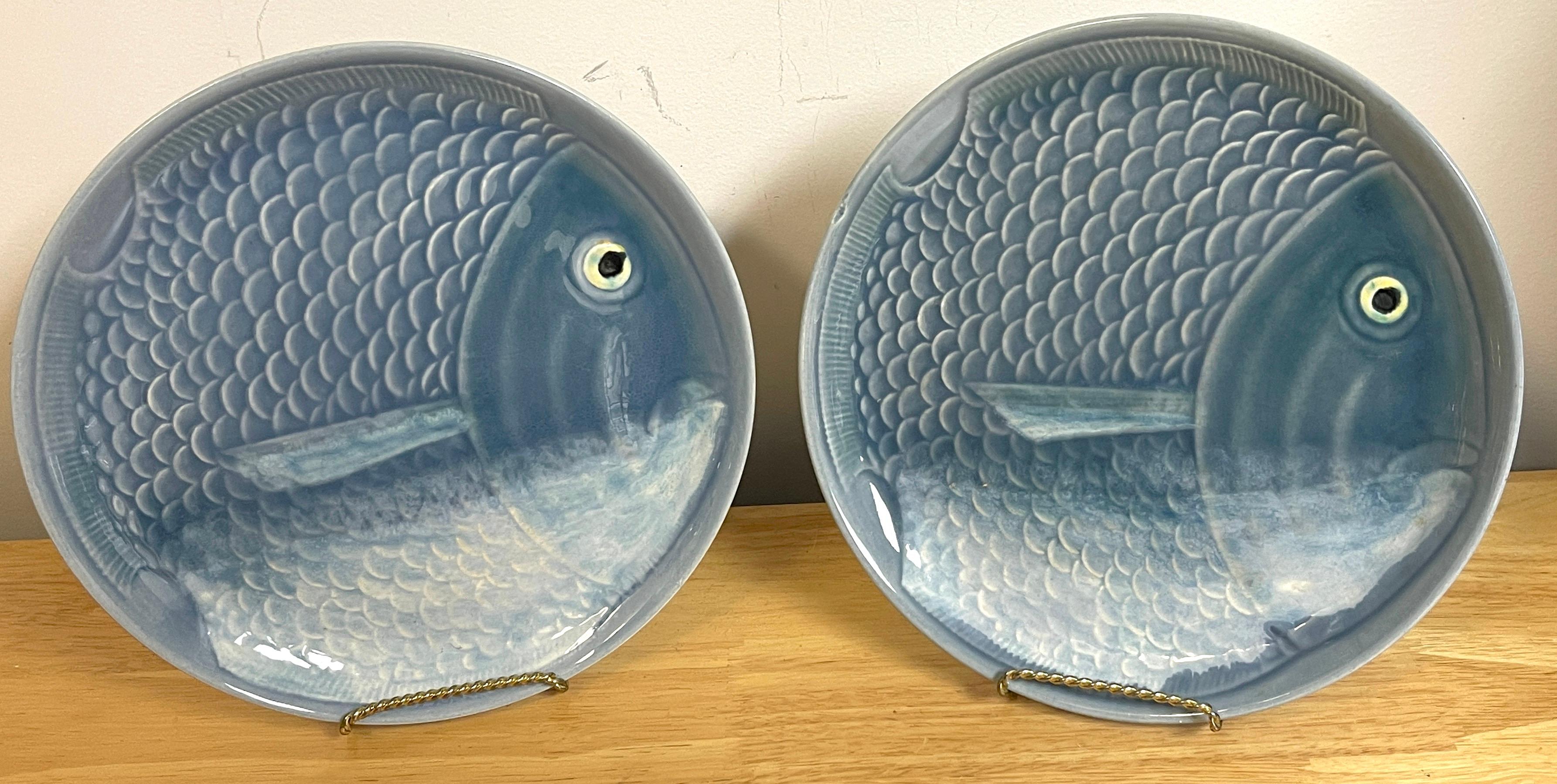 Faïence 12 assiettes à motif de poisson en faïence bleue et blanche en vente