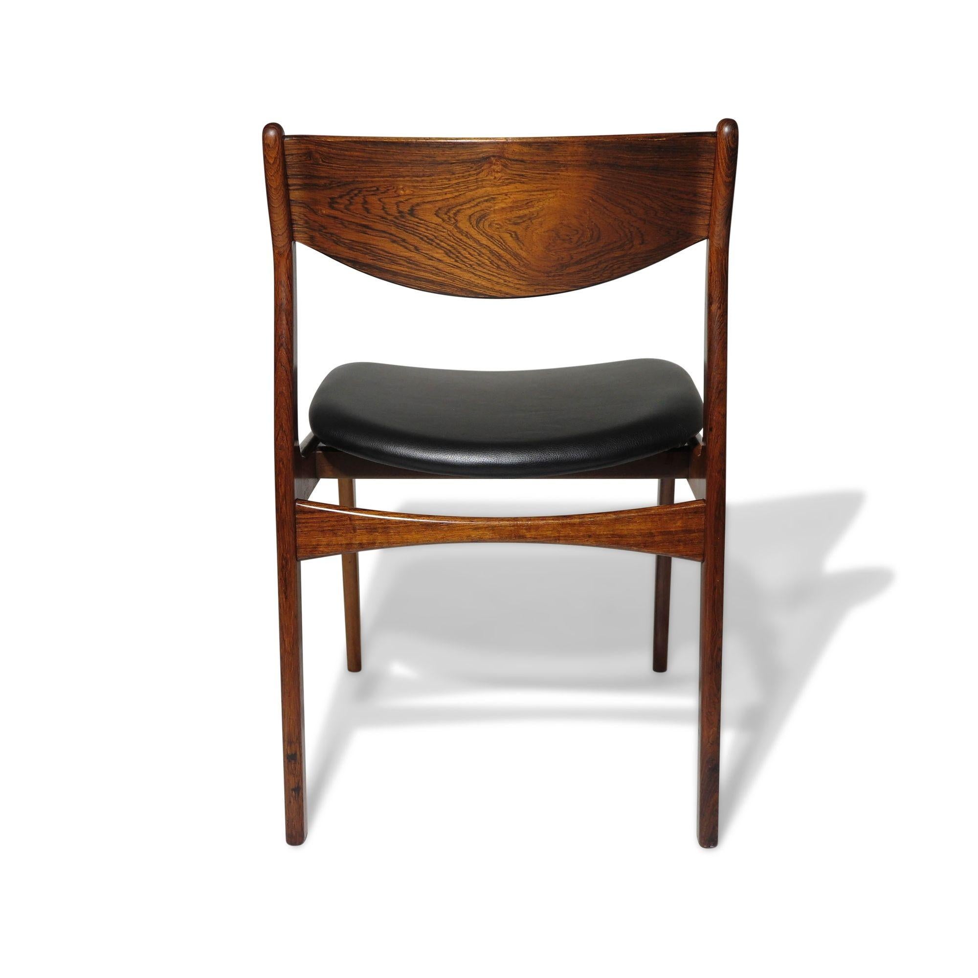 20ième siècle 12 chaises de salle à manger en bois de rose brésilien PE Jorgensen en cuir noir neuf