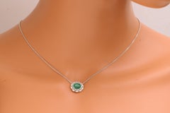 1.2 Carat 8x6mm Pendentif Emeraude Ovale avec 0.14 ct Diamond Halo en 18W ref1364