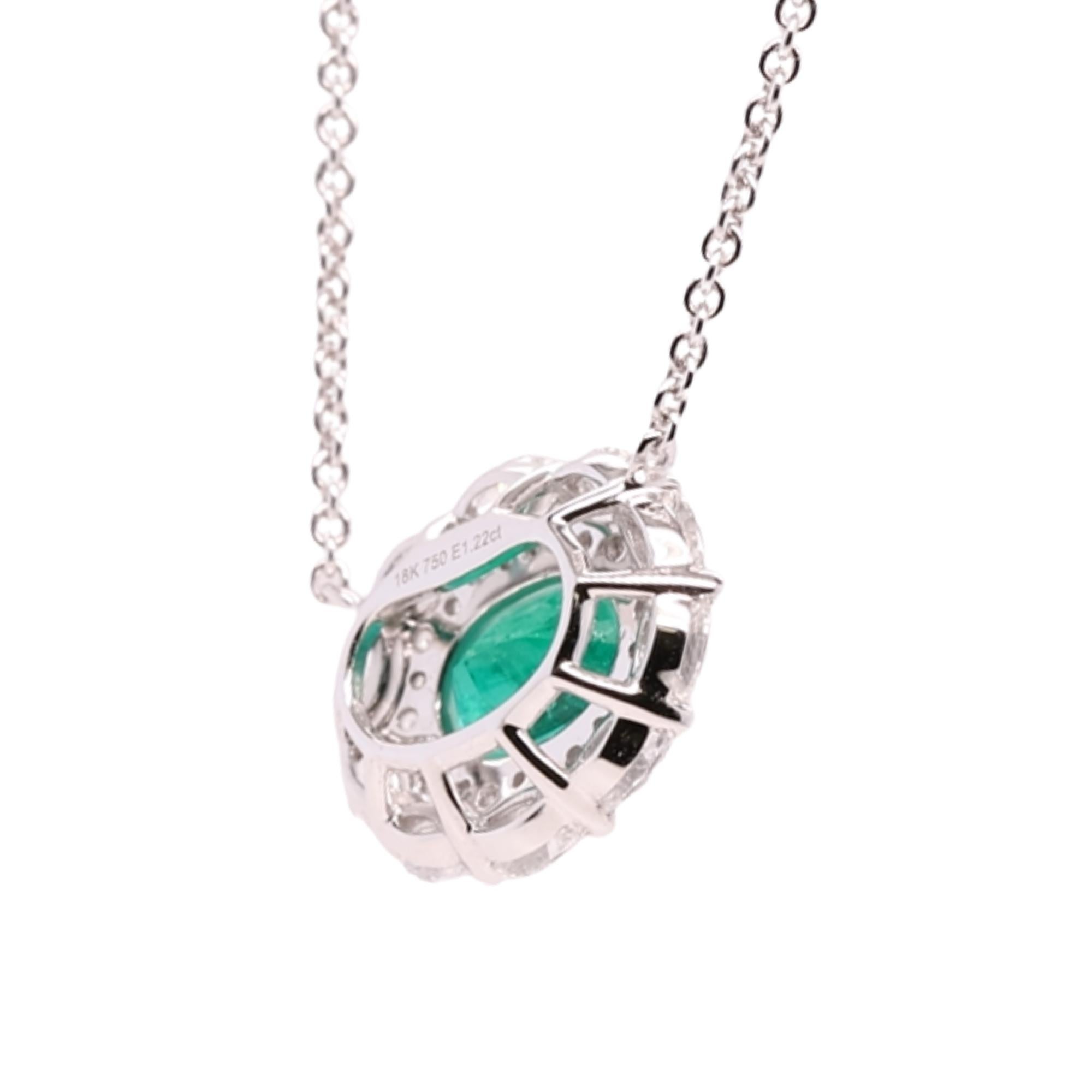 Donna Ciondolo con smeraldo ovale da 1,2 carati 8x6 mm e diamante aureolato da 0,14 carati in 18W ref1364 in vendita