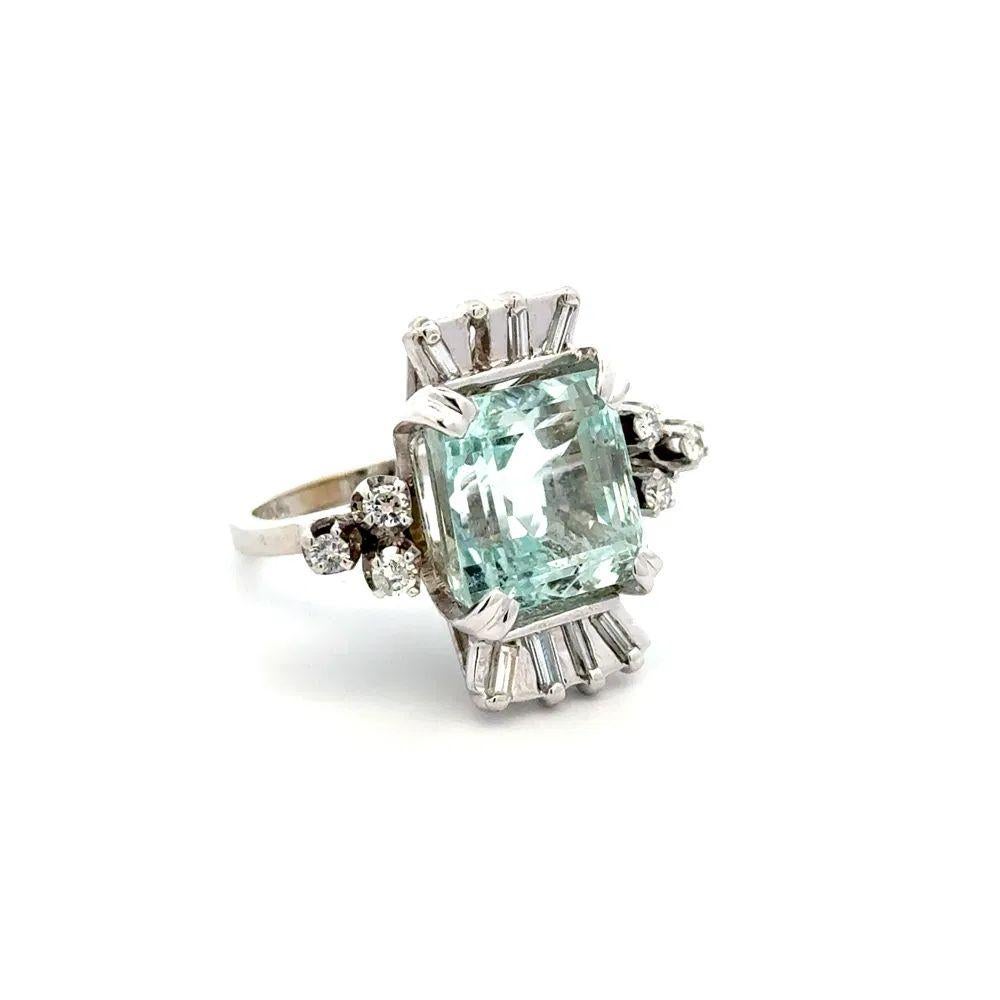 Tout simplement magnifique ! Bague d'aigue-marine et de diamant en or de style moderne du milieu du siècle. Au centre, une aigue-marine taillée en émeraude, solidement sertie à la main, pesant environ 12 carats. Accentué par des diamants baguettes