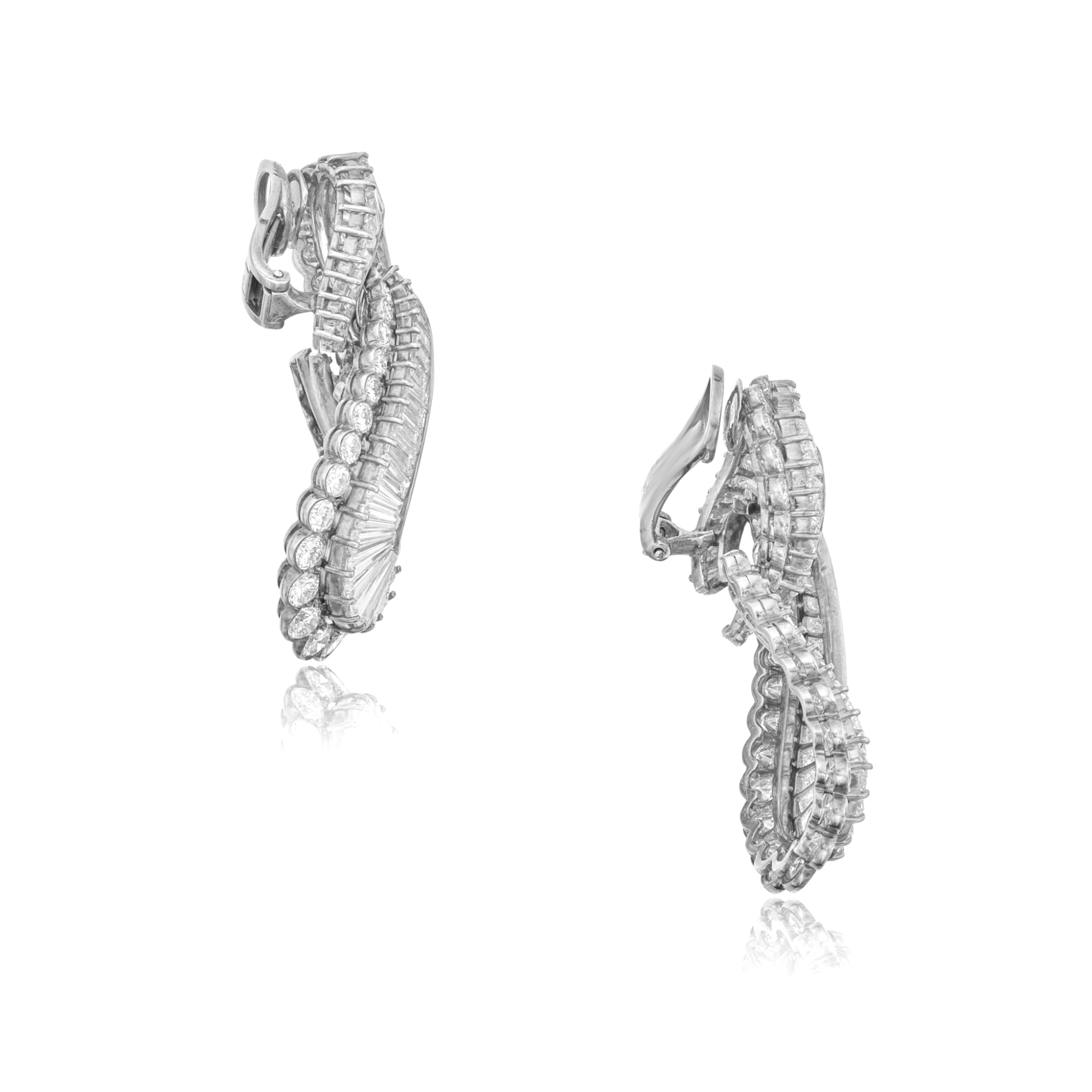Donna Orecchini in platino con diamanti tondi e a baguette da 12 carati in vendita