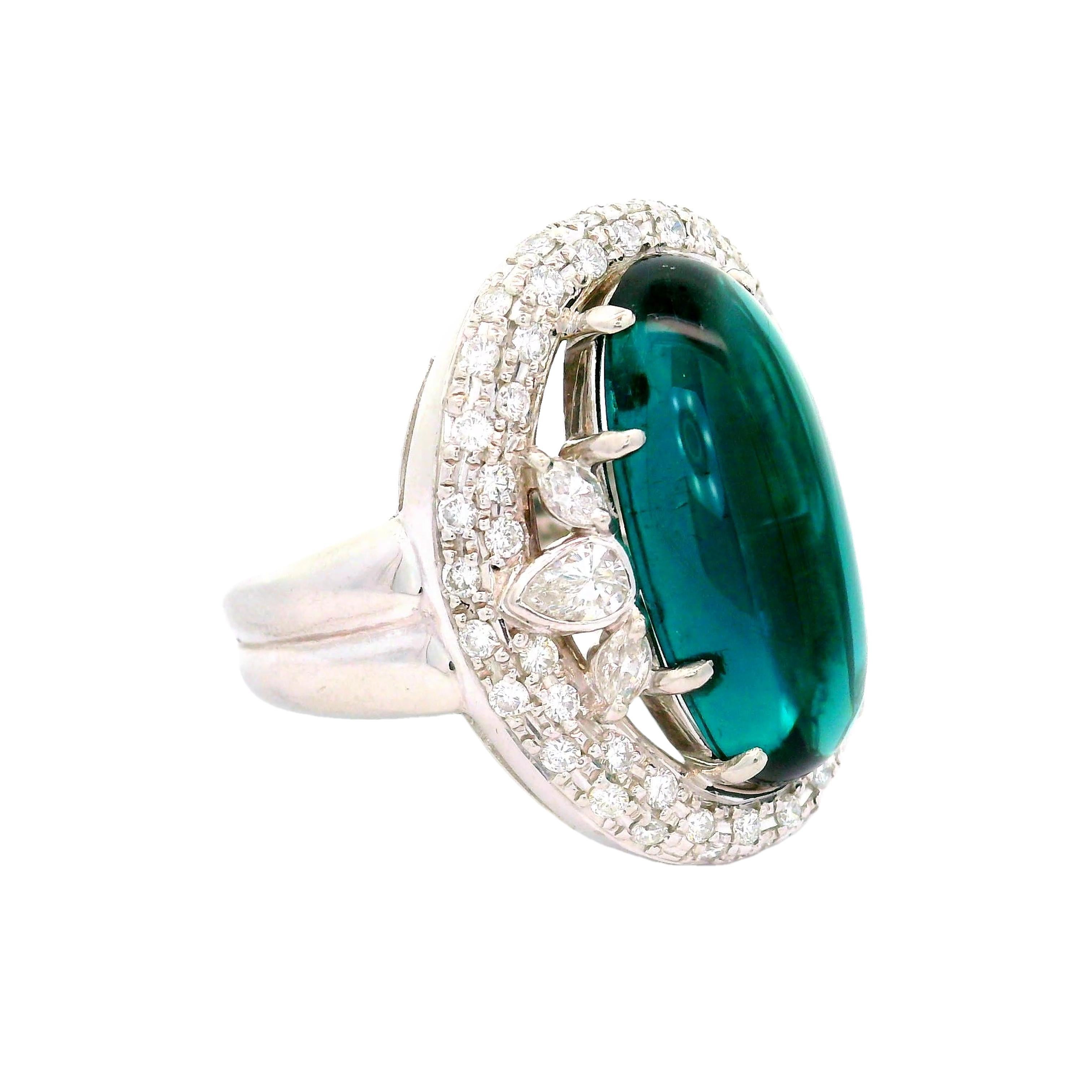 Una llamativa turmalina azul, de aproximadamente 12 quilates, es el punto focal de este anillo contemporáneo. La turmalina talla cabujón está rodeada por un halo de diamantes blancos talla mixta, de un total de 1,17 quilates, que amplifican su