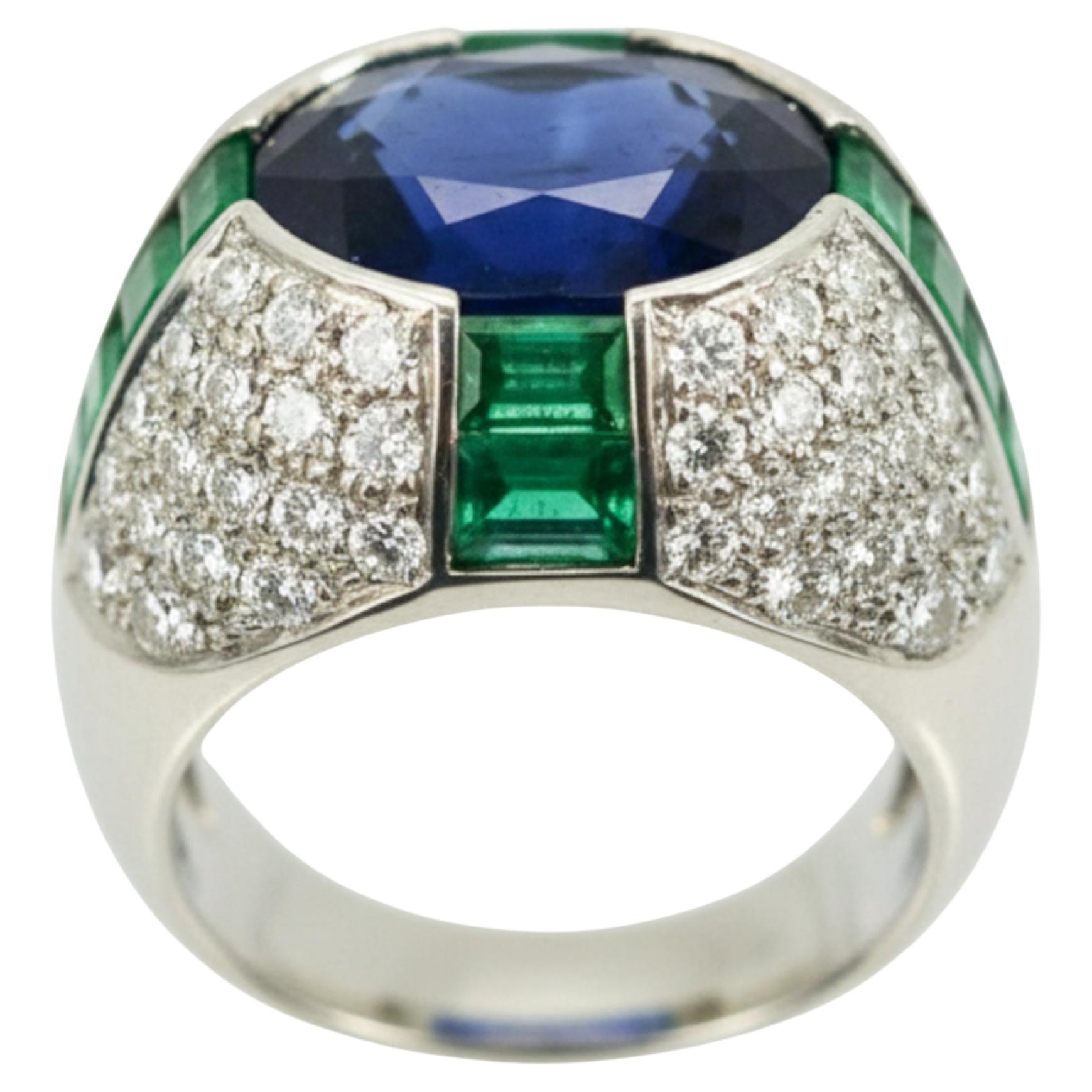 Bulgari ist in Sachen Handwerkskunst und Design wirklich außergewöhnlich. Dieser prächtige Ring besteht aus einem lebendigen Ceylon-Saphir mit einem Gewicht von ca. 7,00 Karat, akzentuiert von kolumbianischen Smaragd-Baguetten mit insgesamt 2,25