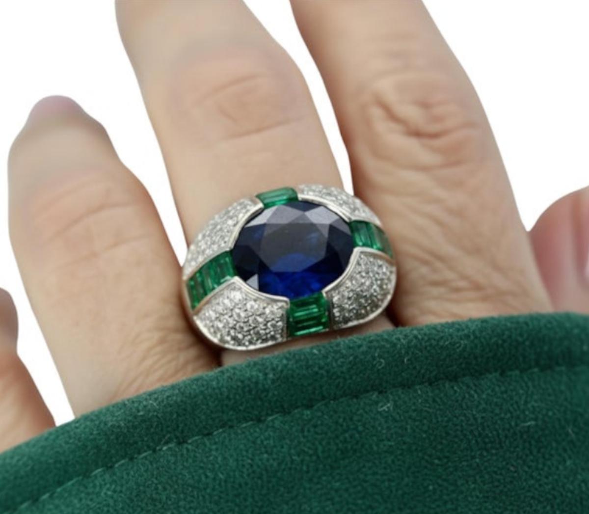 Contemporary 12 Carat Bulgari Ceylon Sapphire, Colombian Emerald, and Diamond Ring For Sale