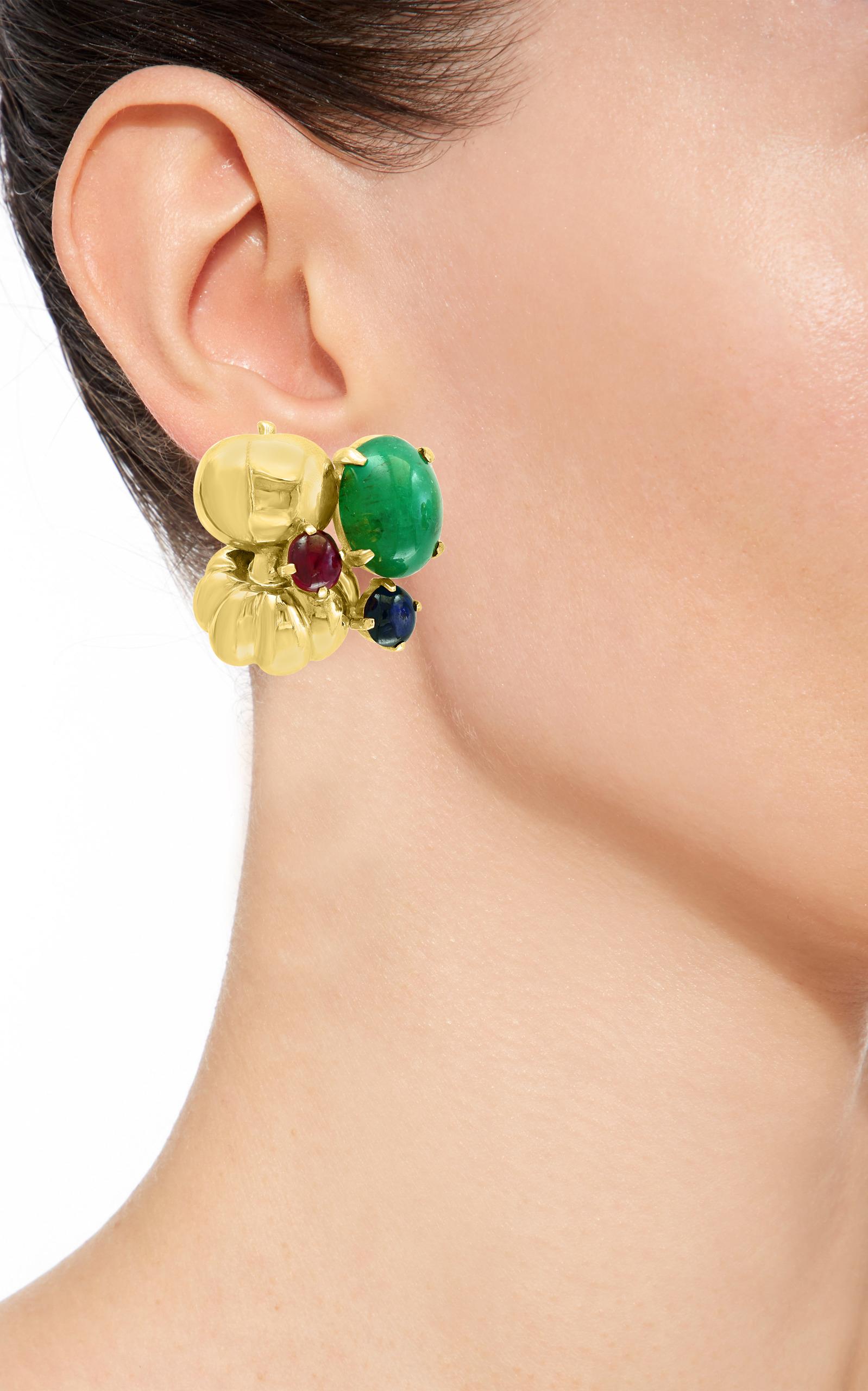 Clips d'oreilles en or jaune 14 carats avec diamants et émeraudes cabochons de 12 carats, ancienne propriété Excellent état - En vente à New York, NY