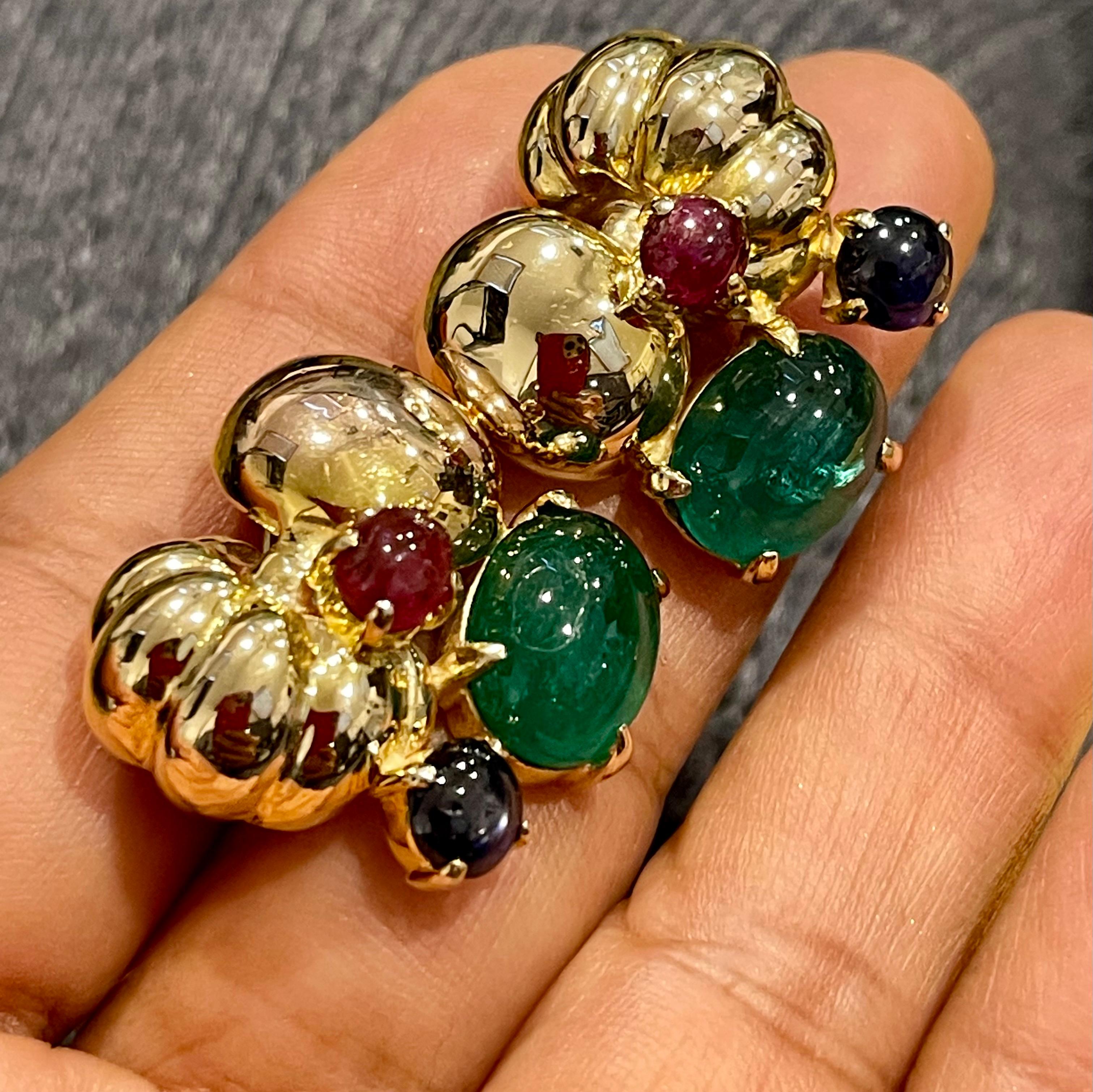 Clips d'oreilles en or jaune 14 carats avec diamants et émeraudes cabochons de 12 carats, ancienne propriété en vente 1
