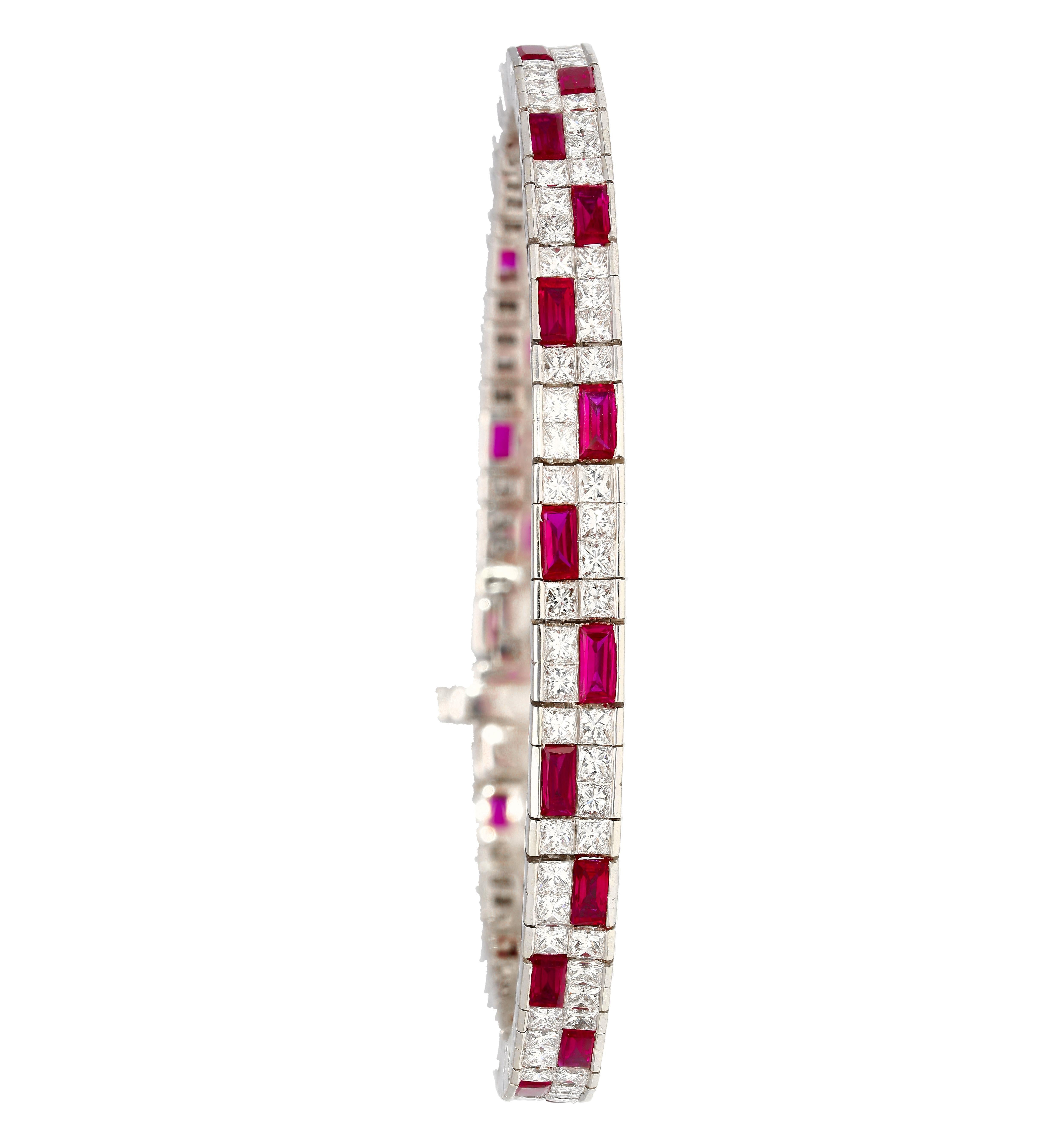 12 Karat Art-Déco-Armband aus 18 Karat Weißgold mit Rubin und Diamanten in Kanalfassung im Art-Déco-Stil (Smaragdschliff) im Angebot