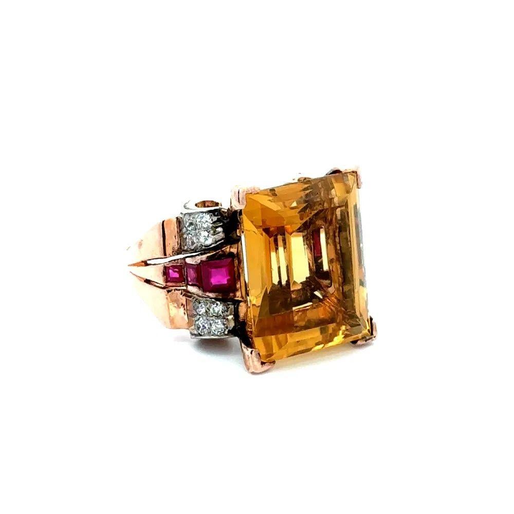 Tout simplement magnifique ! Bague cocktail rétro en or et rubis synthétique, élégante et finement détaillée. Au centre, une citrine de 12 carats sertie à la main, accentuée par des rubis synthétiques et des diamants de taille européenne, pesant