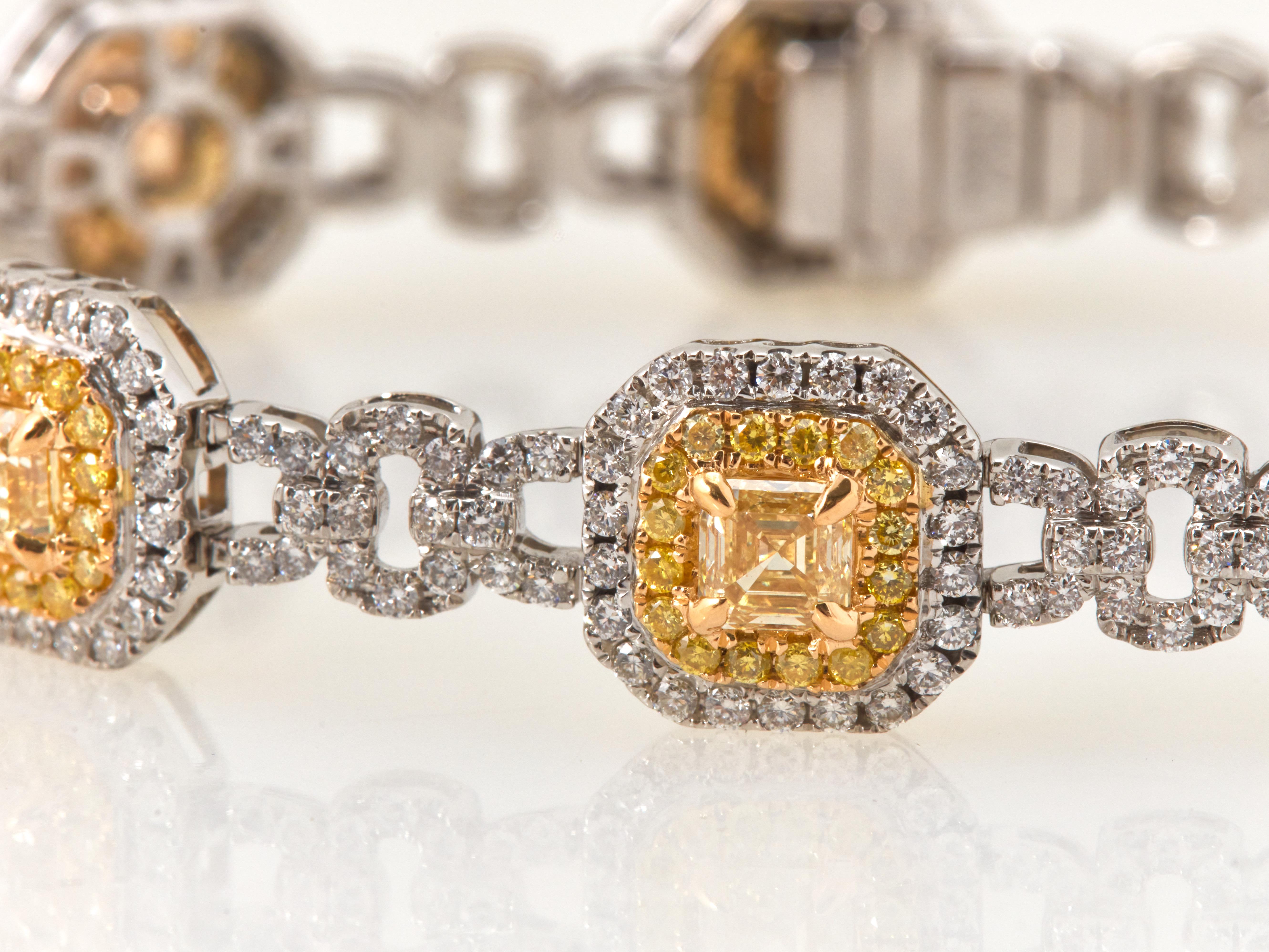 Preparati a lasciarti stupire da questo splendido braccialetto che ha come cuore un'abbagliante carato di diamanti gialli taglio cuscino da 6.38 carati. Ogni diamante giallo è cullato amorevolmente in una montatura in oro bianco e giallo 18 carati,