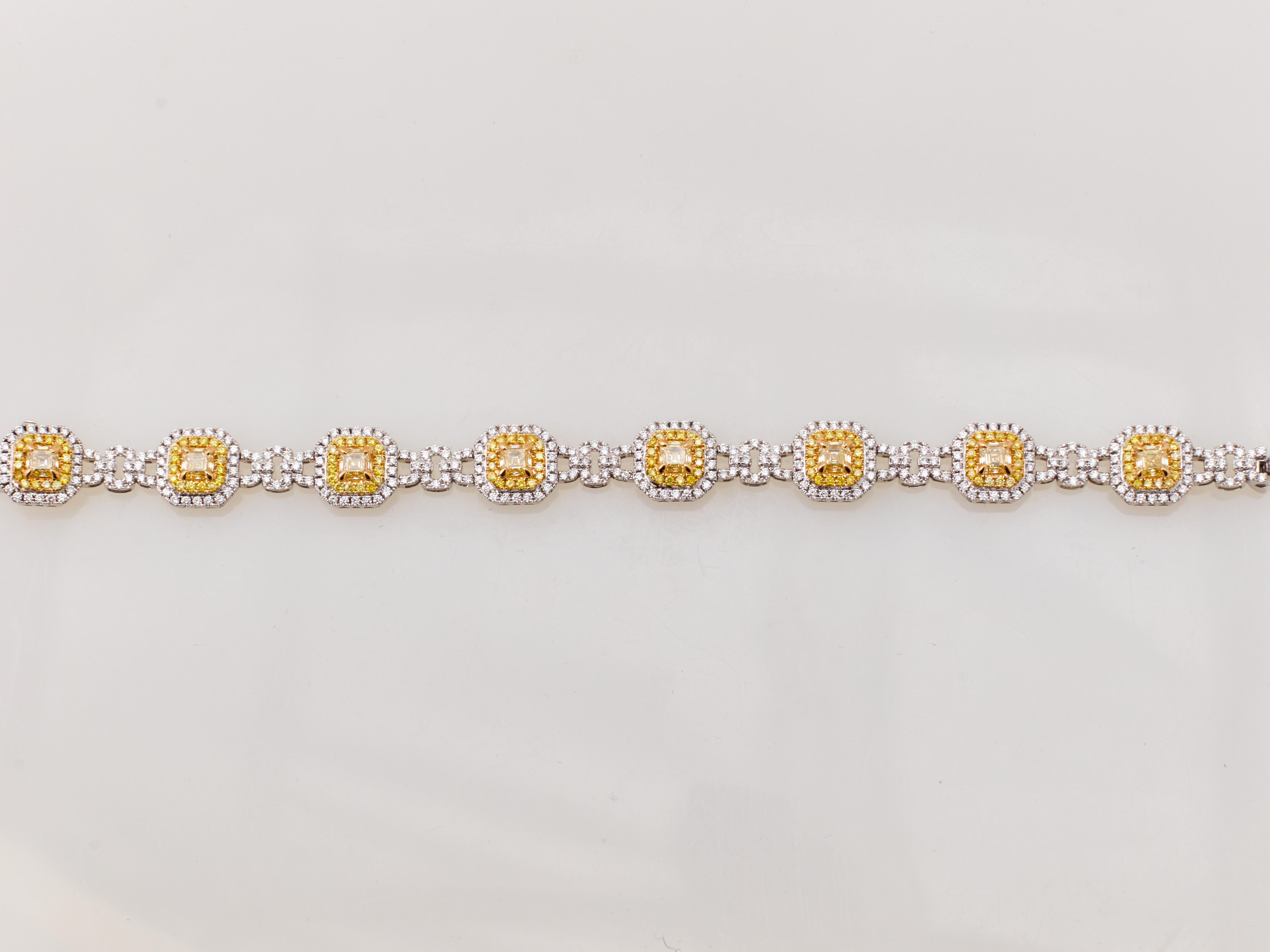 Contemporaneo Bracciale con diamanti bianchi e gialli da 12 carati con taglio a cuscino, naturale e fantasia, in oro 18 carati in vendita