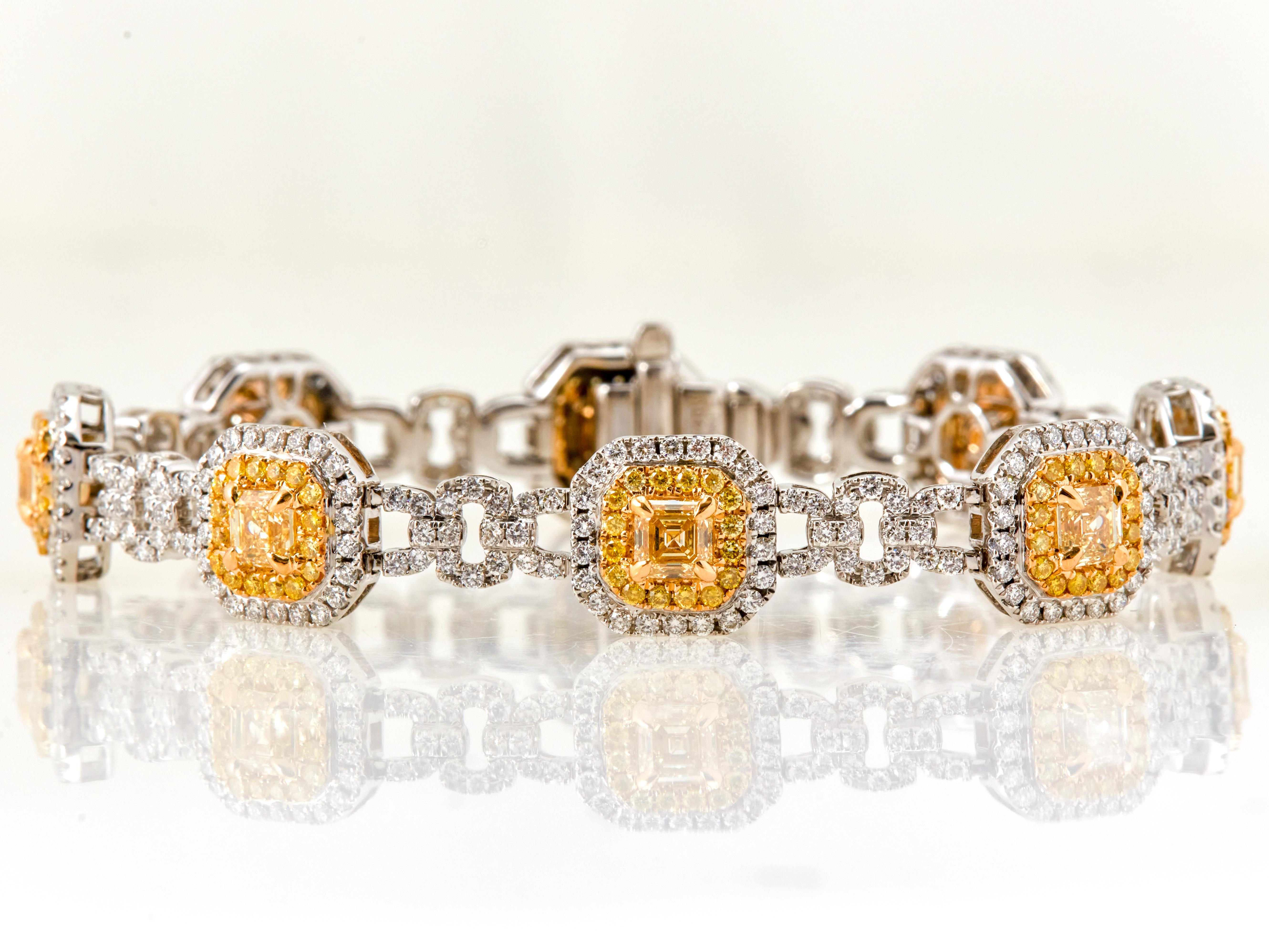 Taglio cuscino Bracciale con diamanti bianchi e gialli da 12 carati con taglio a cuscino, naturale e fantasia, in oro 18 carati in vendita