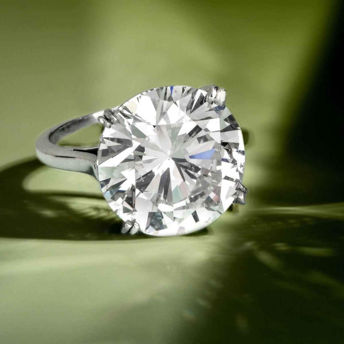 In der Welt des majestätischen Schmucks gibt es nur wenige Kreationen, die so viel Respekt und Bewunderung hervorrufen wie ein runder 12-Karat-Diamant.
Dieses D VVS2-Meisterwerk verkörpert absolute Brillanz, mit einem farblosen Farbton und einem