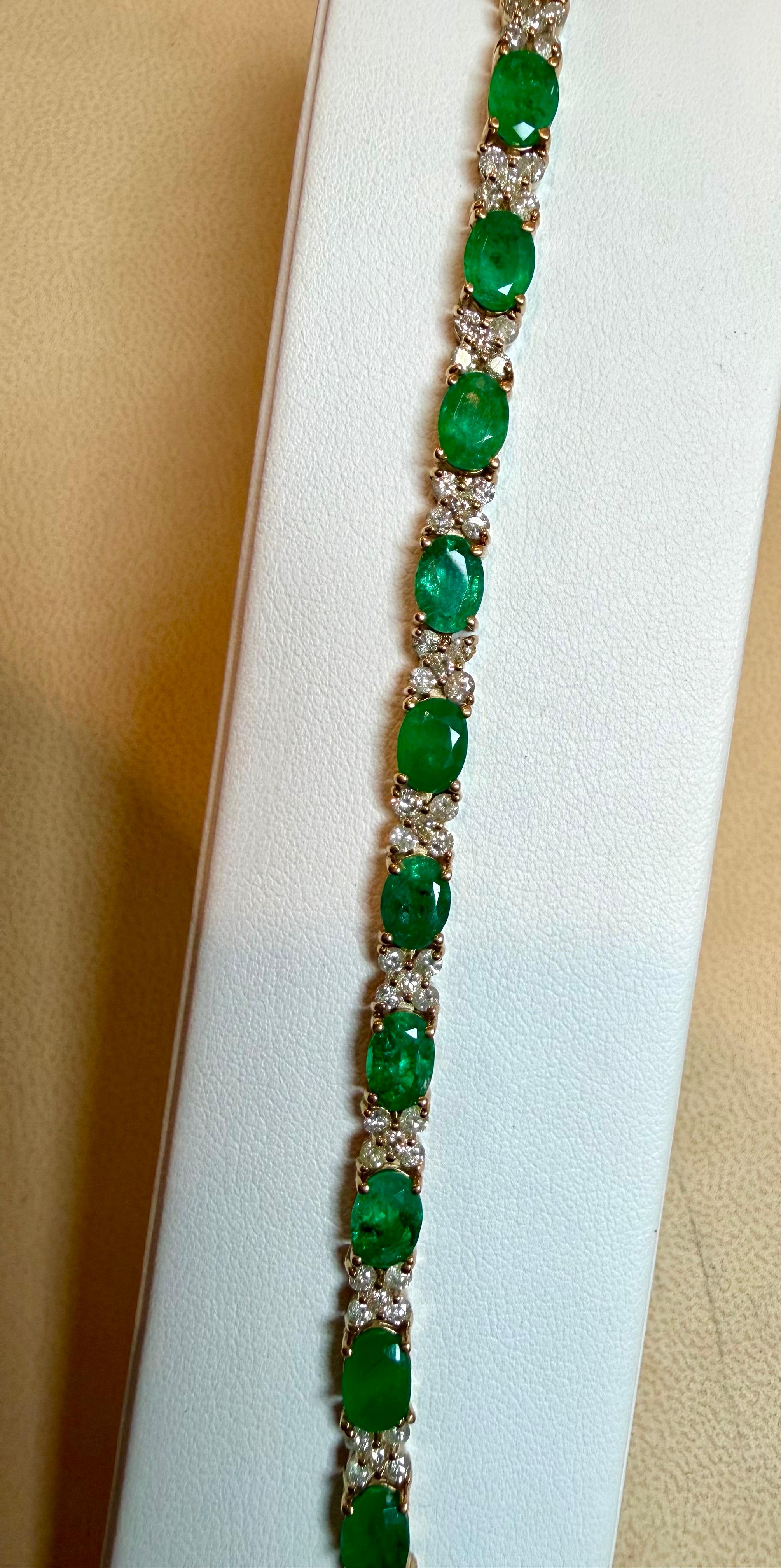 12 Carat Emerald 2.2 Carat Diamond Flower Tennis Bracelet 14 Karat Yellow Gold For Sale 8
