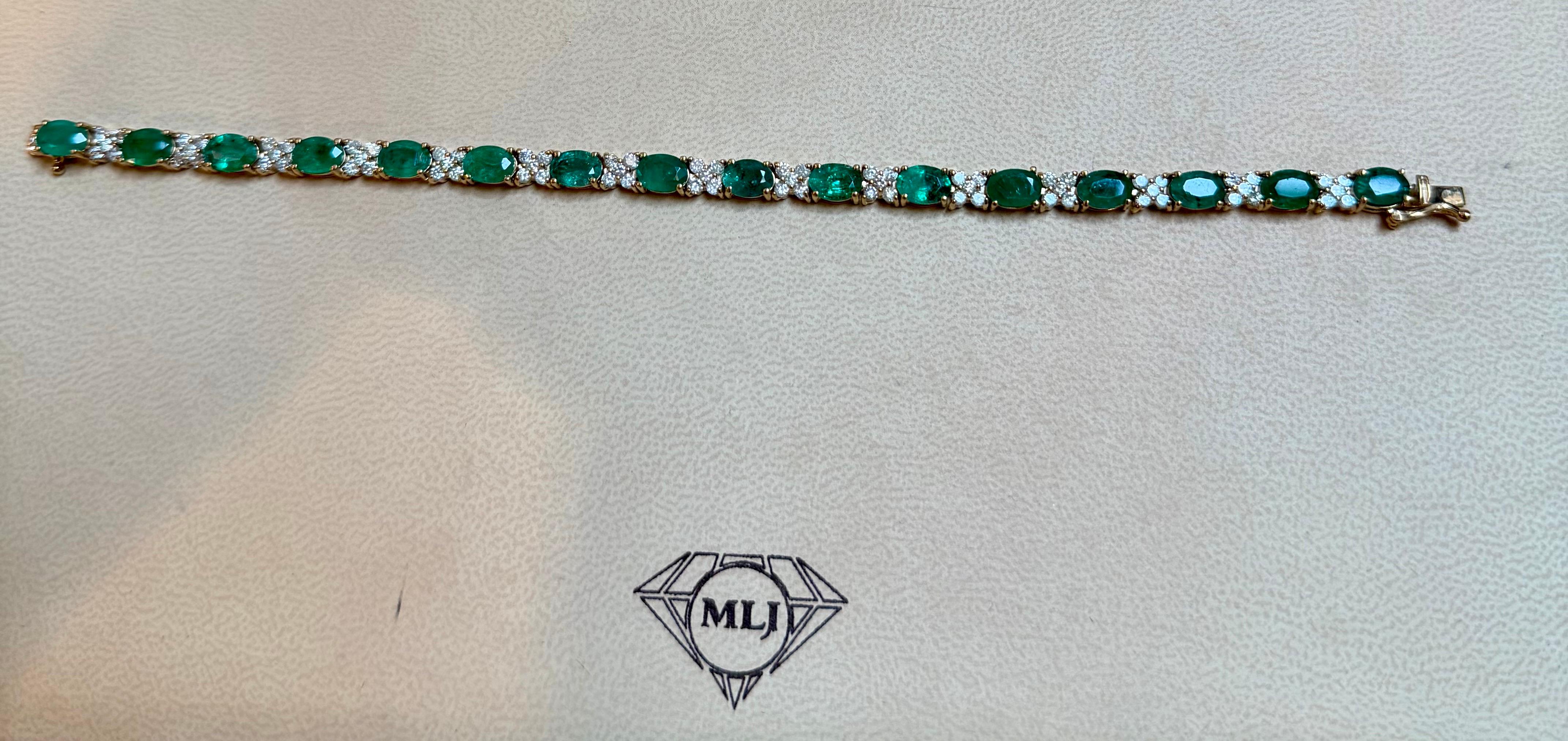 12 Carat Emerald 2.2 Carat Diamond Flower Tennis Bracelet 14 Karat Yellow Gold For Sale 11