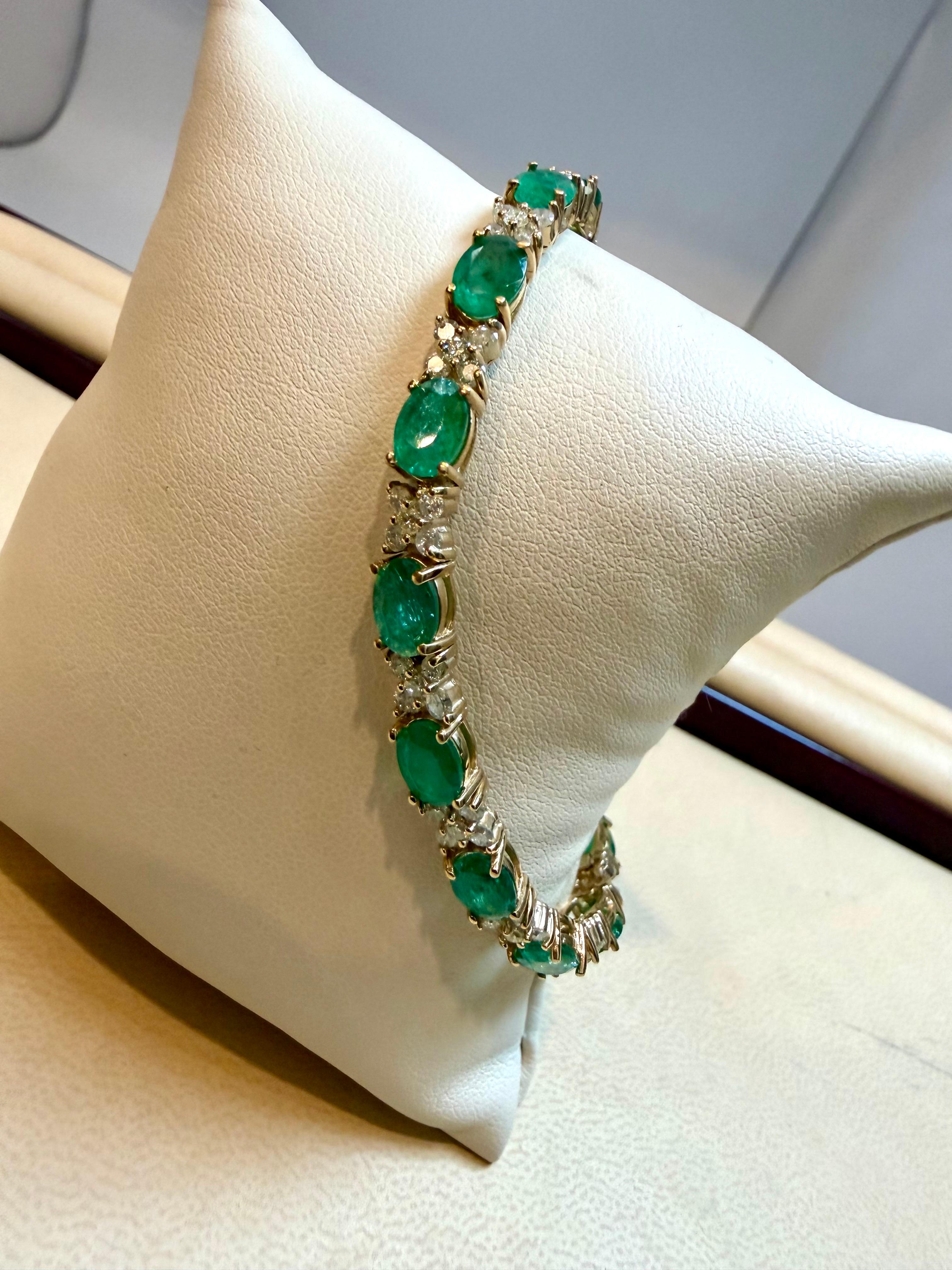 12 Carat Emerald 2.2 Carat Diamond Flower Tennis Bracelet 14 Karat Yellow Gold For Sale 13