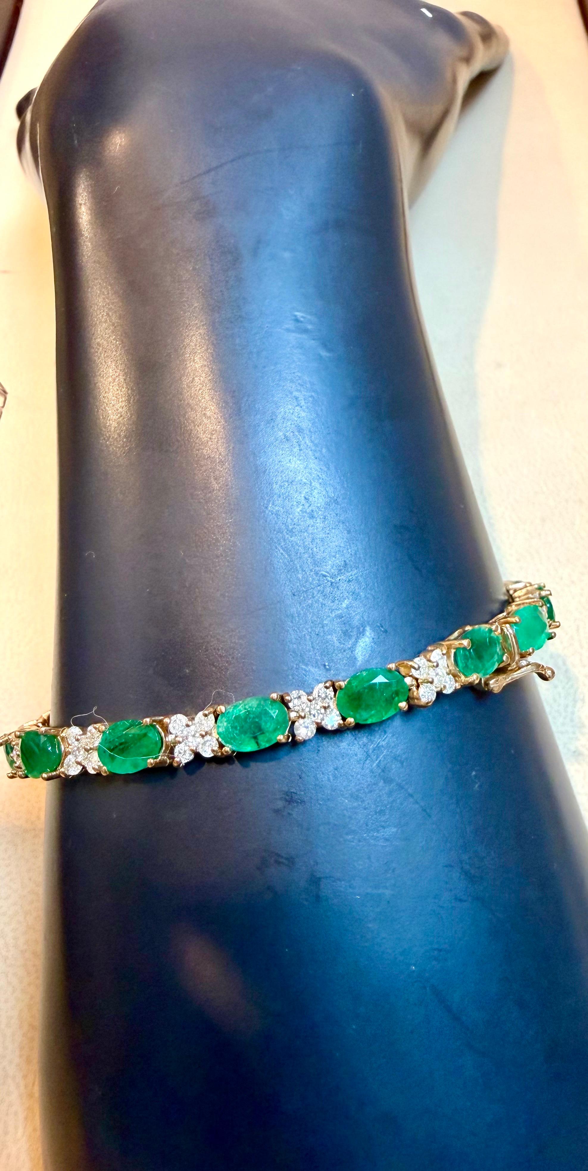 12 Carat Emerald 2.2 Carat Diamond Flower Tennis Bracelet 14 Karat Yellow Gold For Sale 14