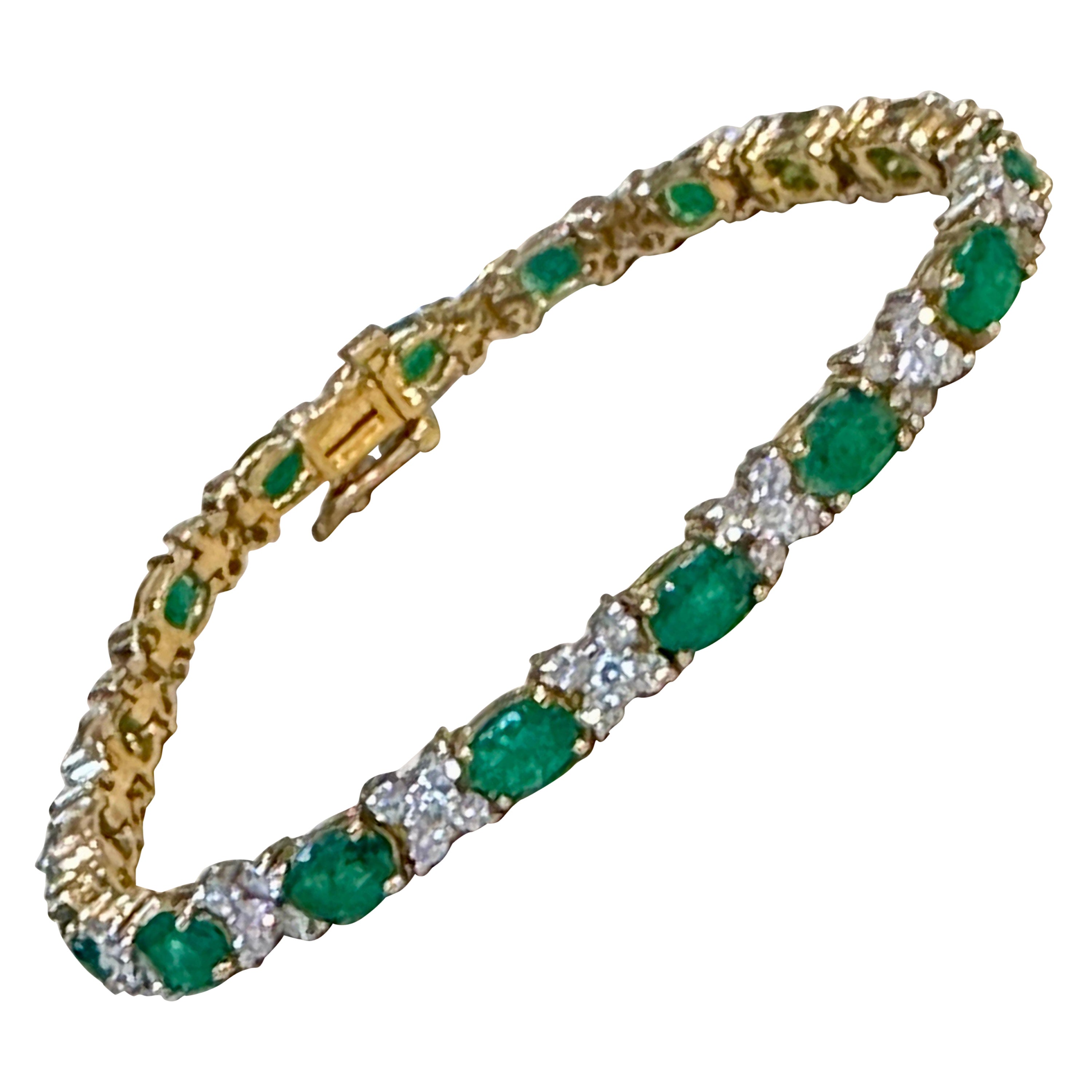 12 Carat Emerald 2.2 Carat Diamond Flower Tennis Bracelet 14 Karat Yellow Gold In Excellent Condition For Sale In New York, NY