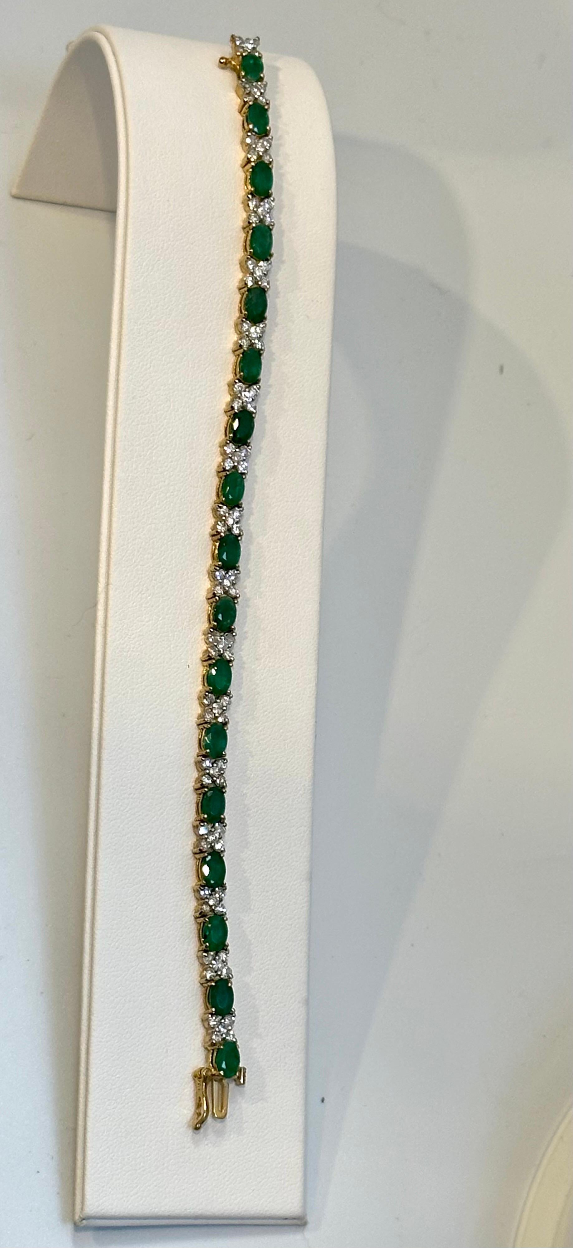 12 Carat Emerald 2.2 Carat Diamond Flower Tennis Bracelet 14 Karat Yellow Gold For Sale 2