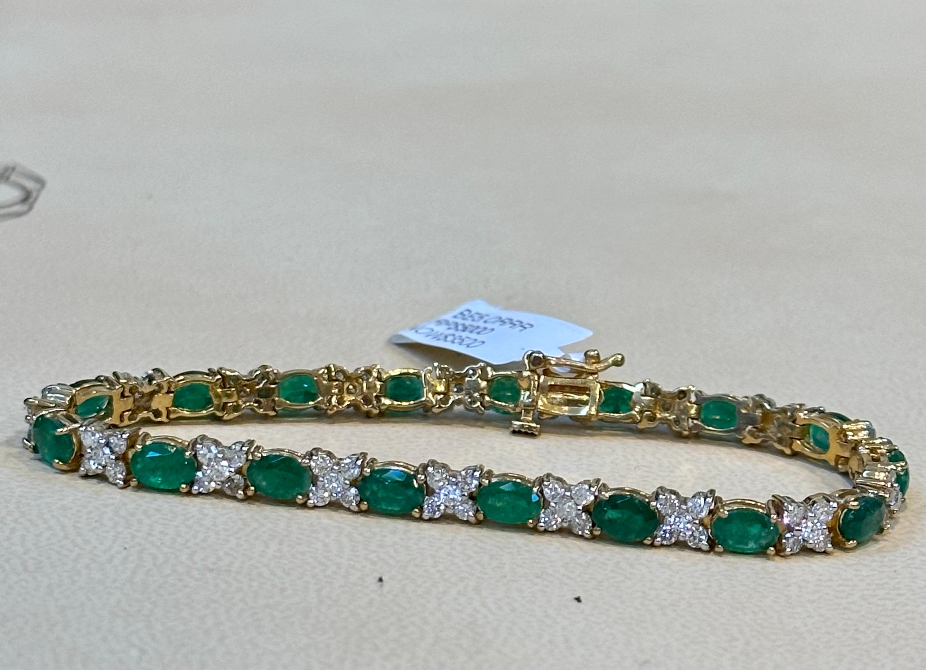 12 Carat Emerald 2.2 Carat Diamond Flower Tennis Bracelet 14 Karat Yellow Gold For Sale 3