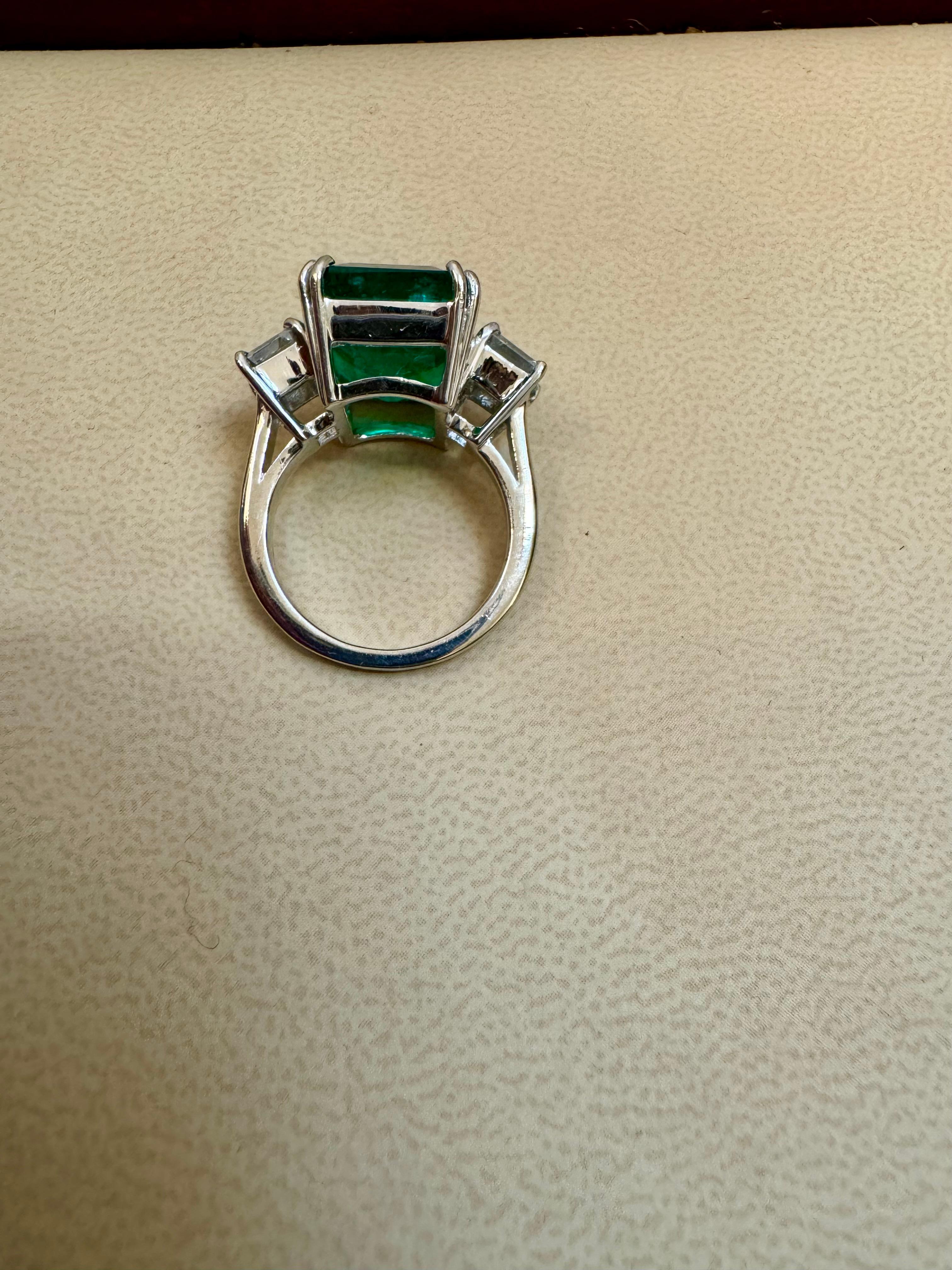 12 Carat Emerald Cut Colombian Emerald and 1.6 Carat Diamond 18 Karat Gold Ring For Sale 5