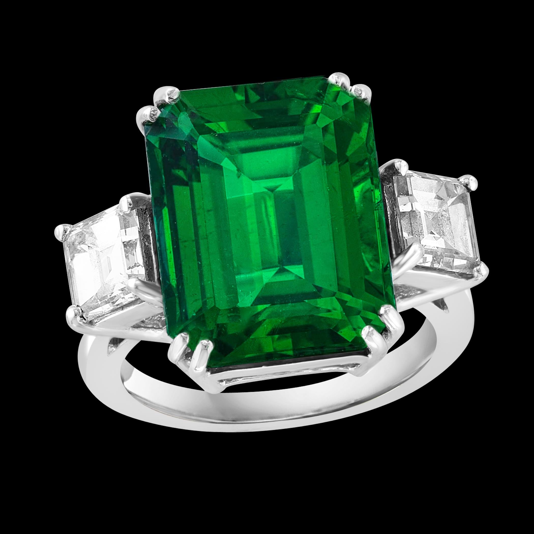 12 Carat Emerald Cut Colombian Emerald and 1.6 Carat Diamond 18 Karat Gold Ring In Excellent Condition For Sale In New York, NY