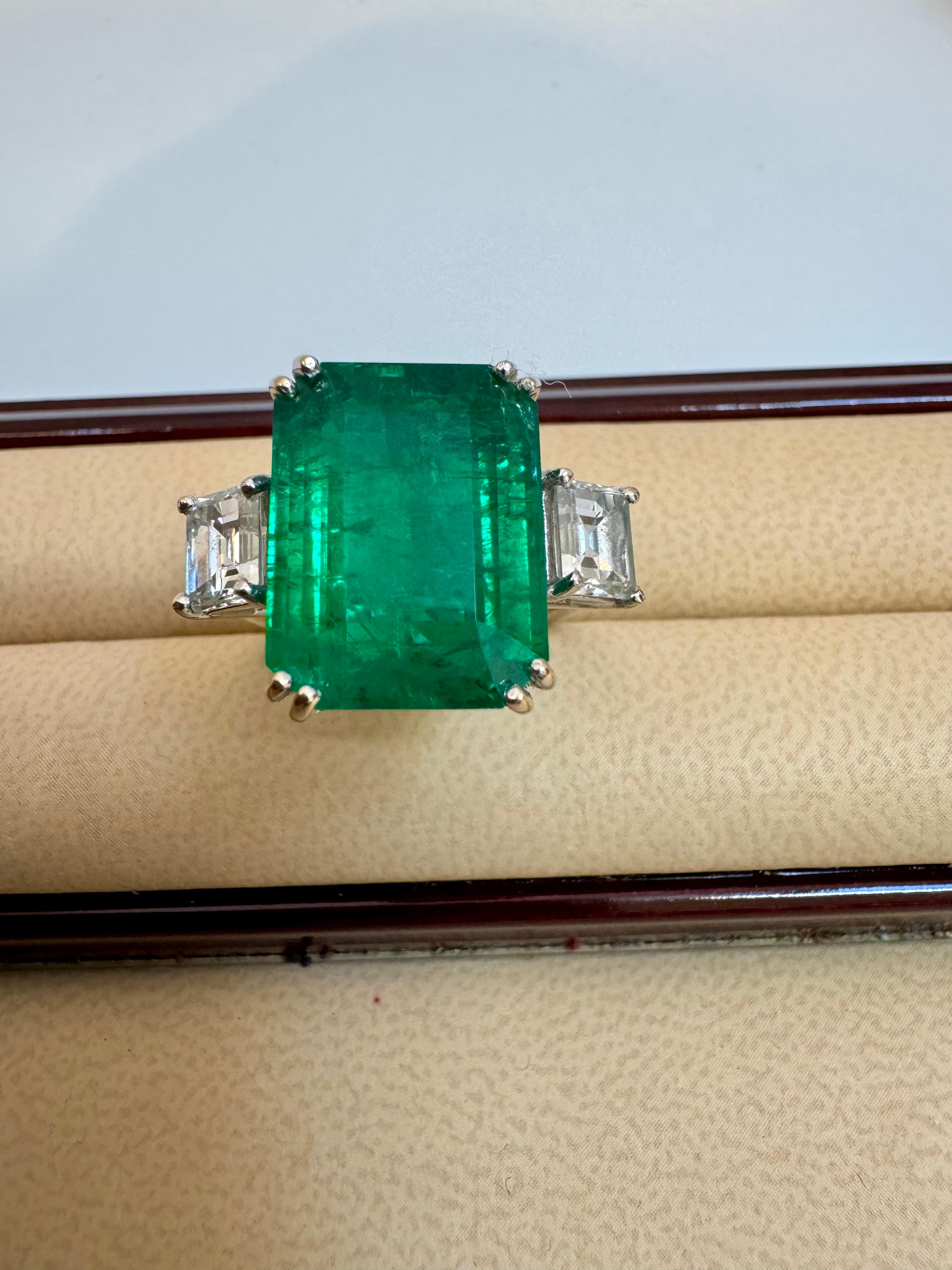12 Carat Emerald Cut Colombian Emerald and 1.6 Carat Diamond 18 Karat Gold Ring For Sale 1
