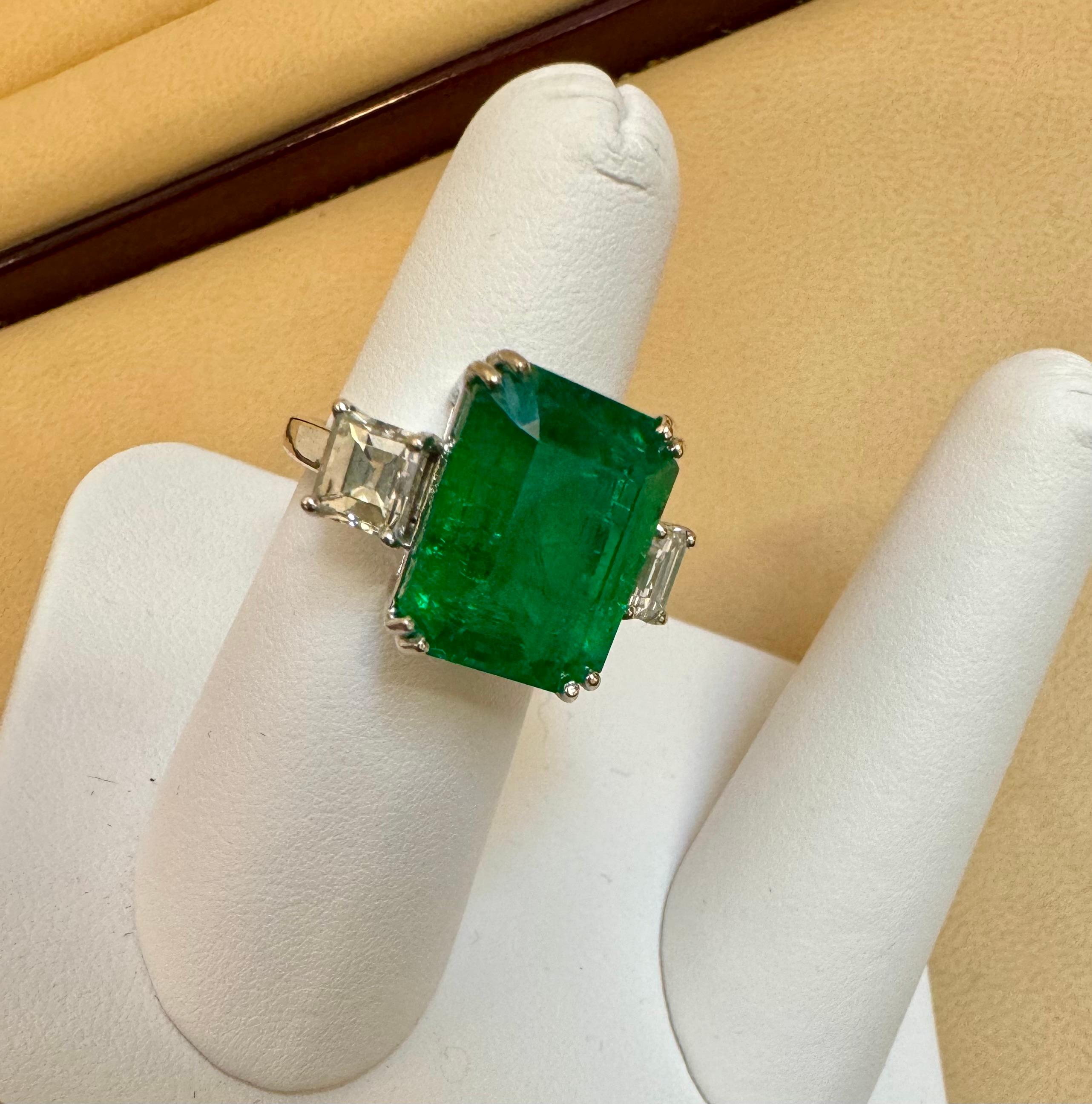 12 Carat Emerald Cut Colombian Emerald and 1.6 Carat Diamond 18 Karat Gold Ring For Sale 4
