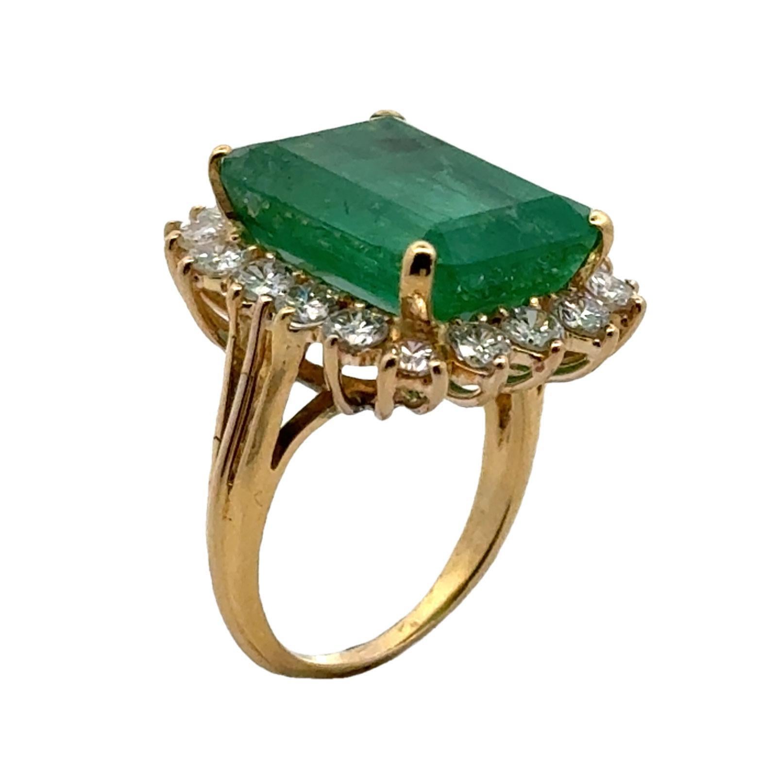 12-Carat Emerald Diamond 18 Karat Yellow Gold Vintage Cocktail Ring In Excellent Condition For Sale In Boca Raton, FL