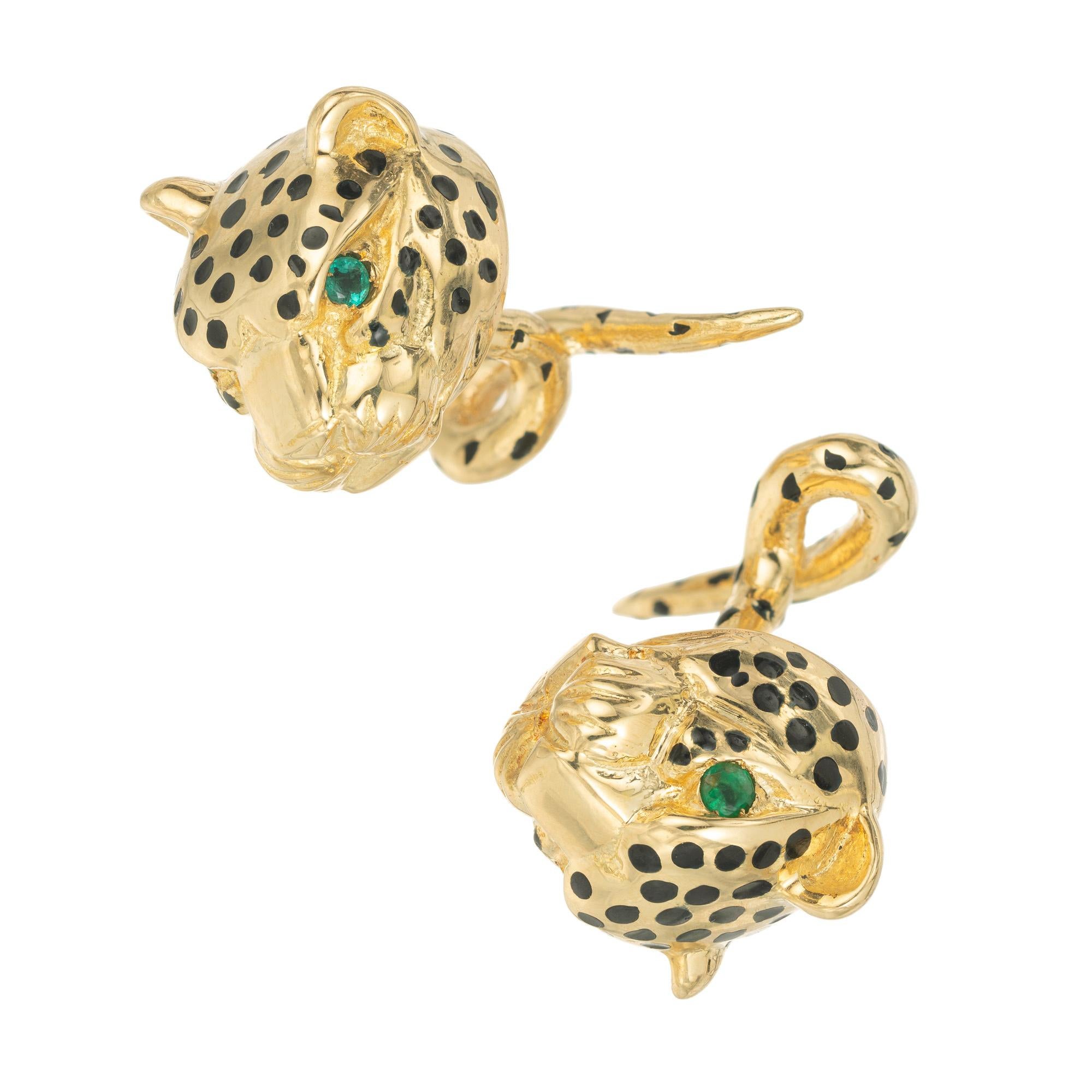 Gemelli unici in oro giallo 18k con pantera o leopardo e smeraldo. Gemelli in oro giallo 18k con 4 occhi rotondi di smeraldo e macchie di smalto nero. Gli smeraldi hanno un peso totale di circa 12ct. Questi gemelli sono un simbolo di forza e stile.
