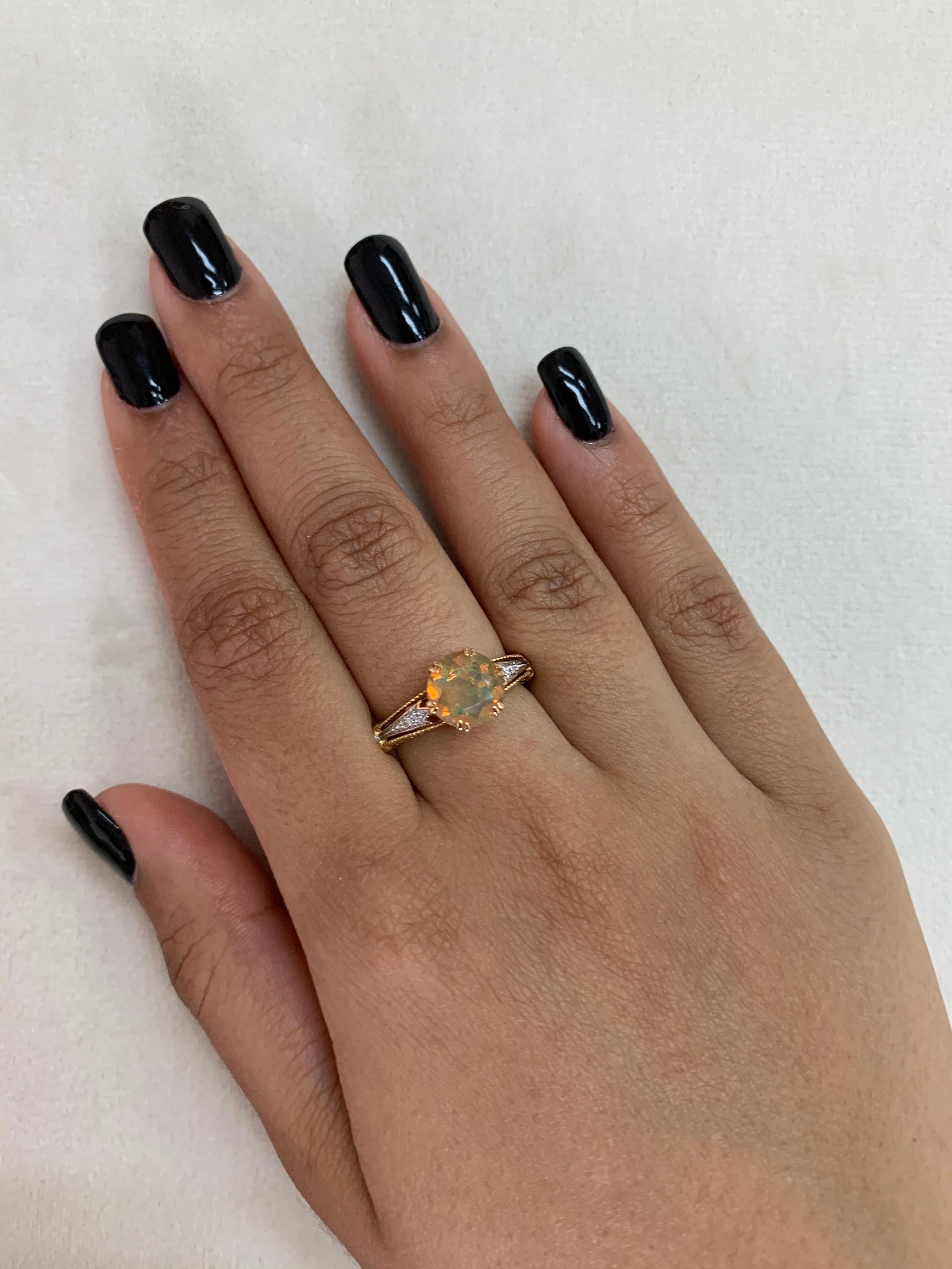Sunita Nahata utilise les opales éthiopiennes les plus exquises, rehaussées de diamants éblouissants pour accentuer le feu et l'éclat de ces opales colorées. Ces magnifiques pierres précieuses sont serties dans de l'or jaune, ce qui confère à ces