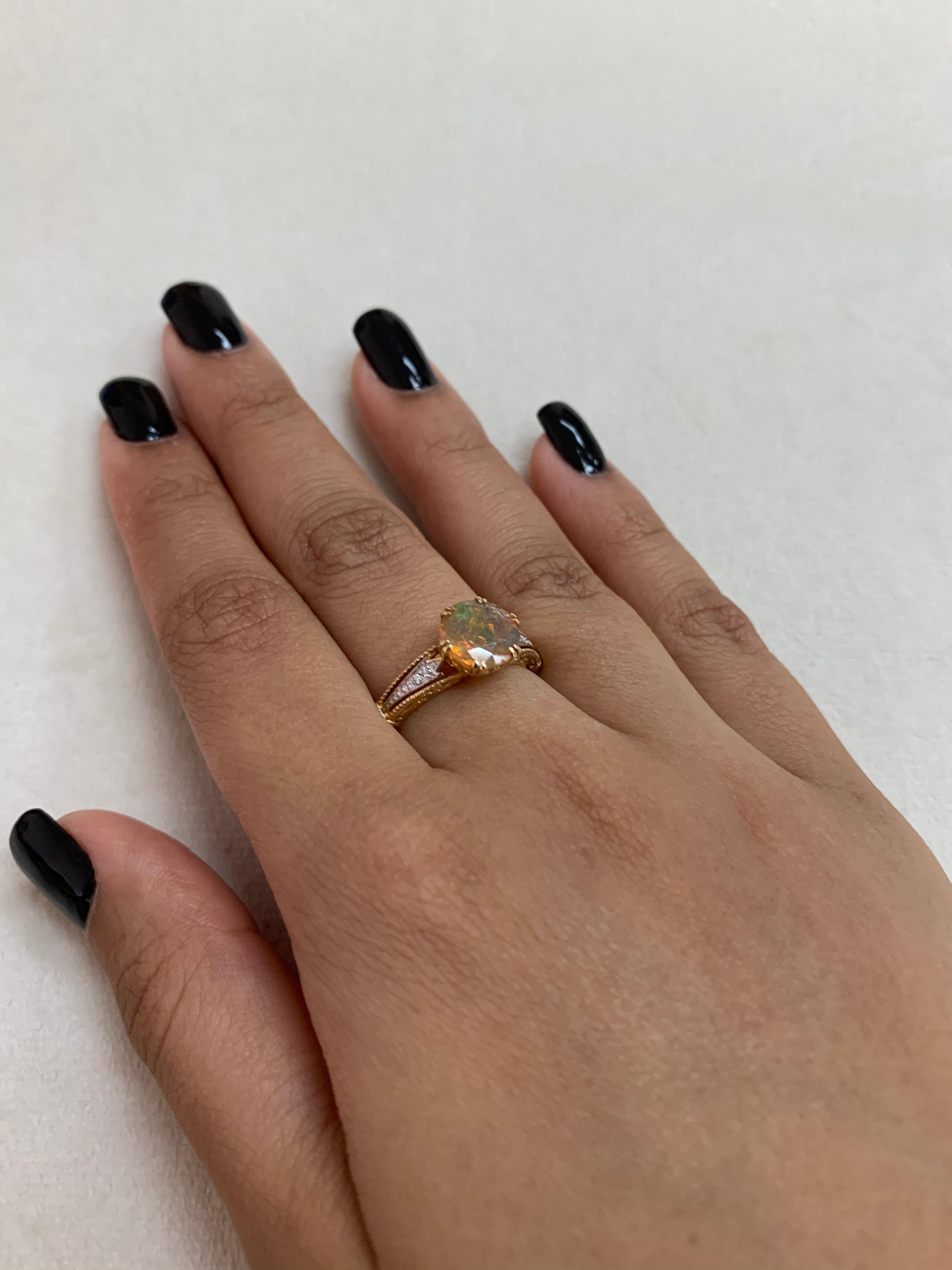 Taille ronde Sunita Nahata Opale éthiopienne 1.20 carats. Bague fantaisie en or jaune 18 carats avec diamants en vente