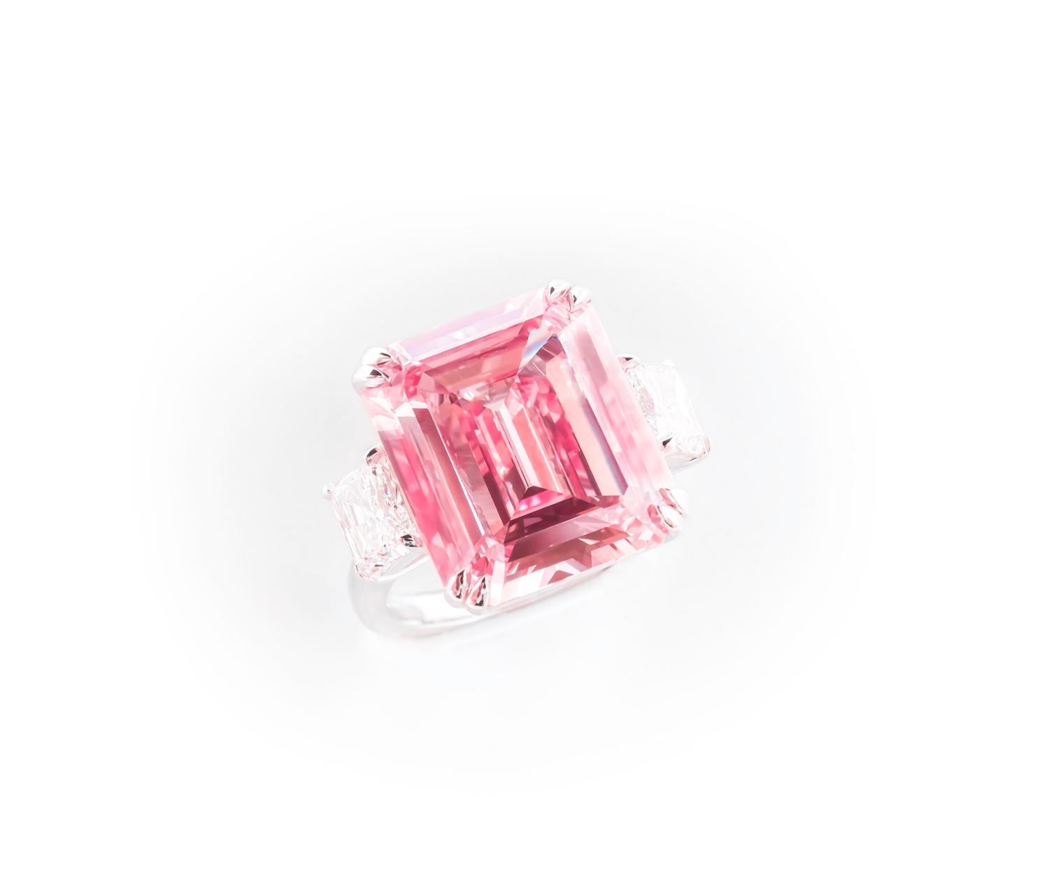 12 Karat Ausgefallener intensiver rosa Diamant-Cocktailring mit Smaragdschliff GIA im Zustand „Hervorragend“ im Angebot in Carmel By The Sea, CA