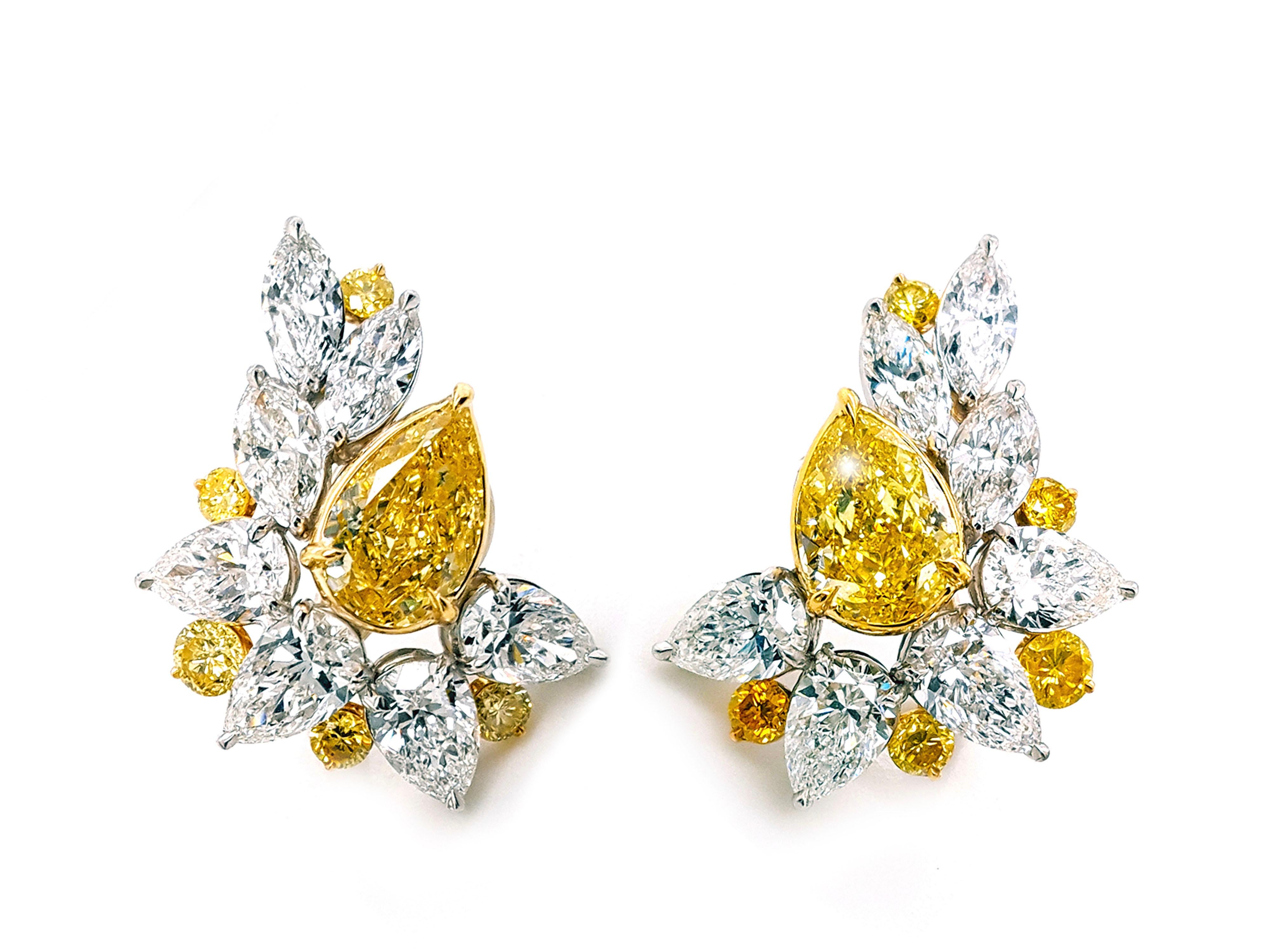 Questi squisiti orecchini a perno presentano uno splendido diamante giallo da 4,03 carati al centro, circondato da un gruppo di brillanti gialli e bianchi. Perfetto per aggiungere un tocco di lusso ed eleganza a qualsiasi ensemble. Gli orecchini