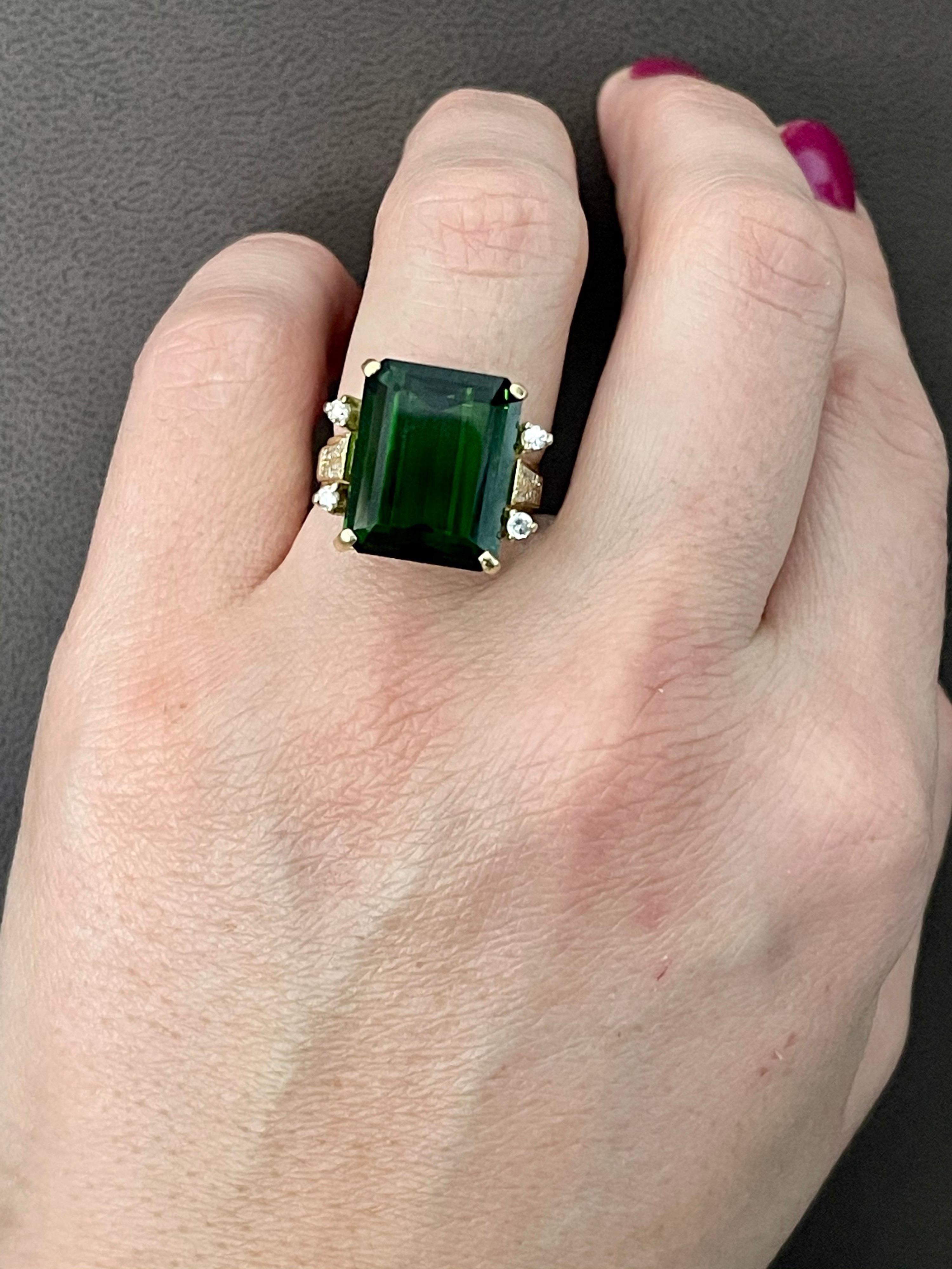 12 + Carat Green Tourmaline and 0.50 Ct Diamond Cocktail Ring 18K Yellow Gold In Excellent Condition In New York, NY