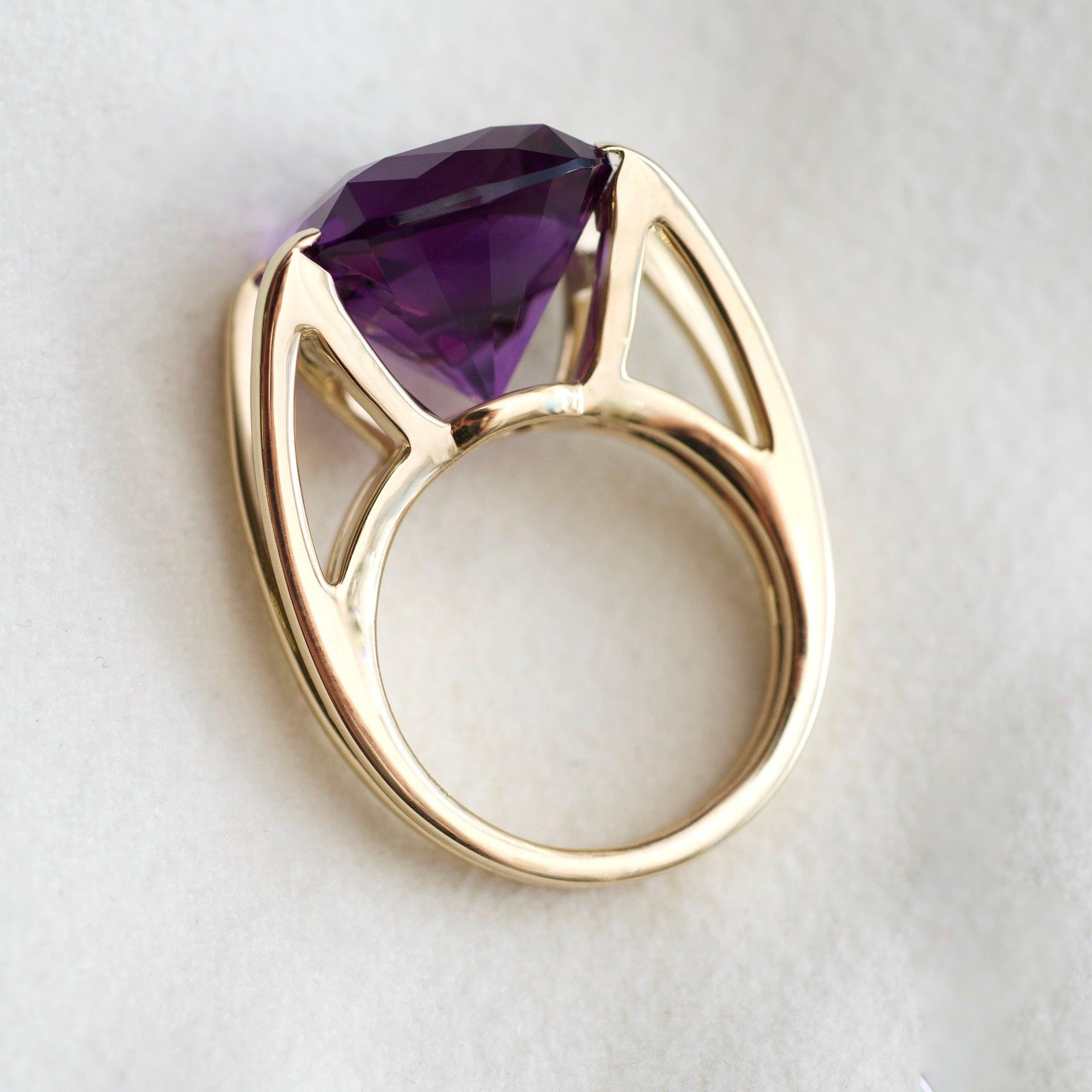 Im Angebot: 12 Karat natürlicher brasilianischer lila Amethyst 14 Karat Gelbgold Cocktail-Ring () 12