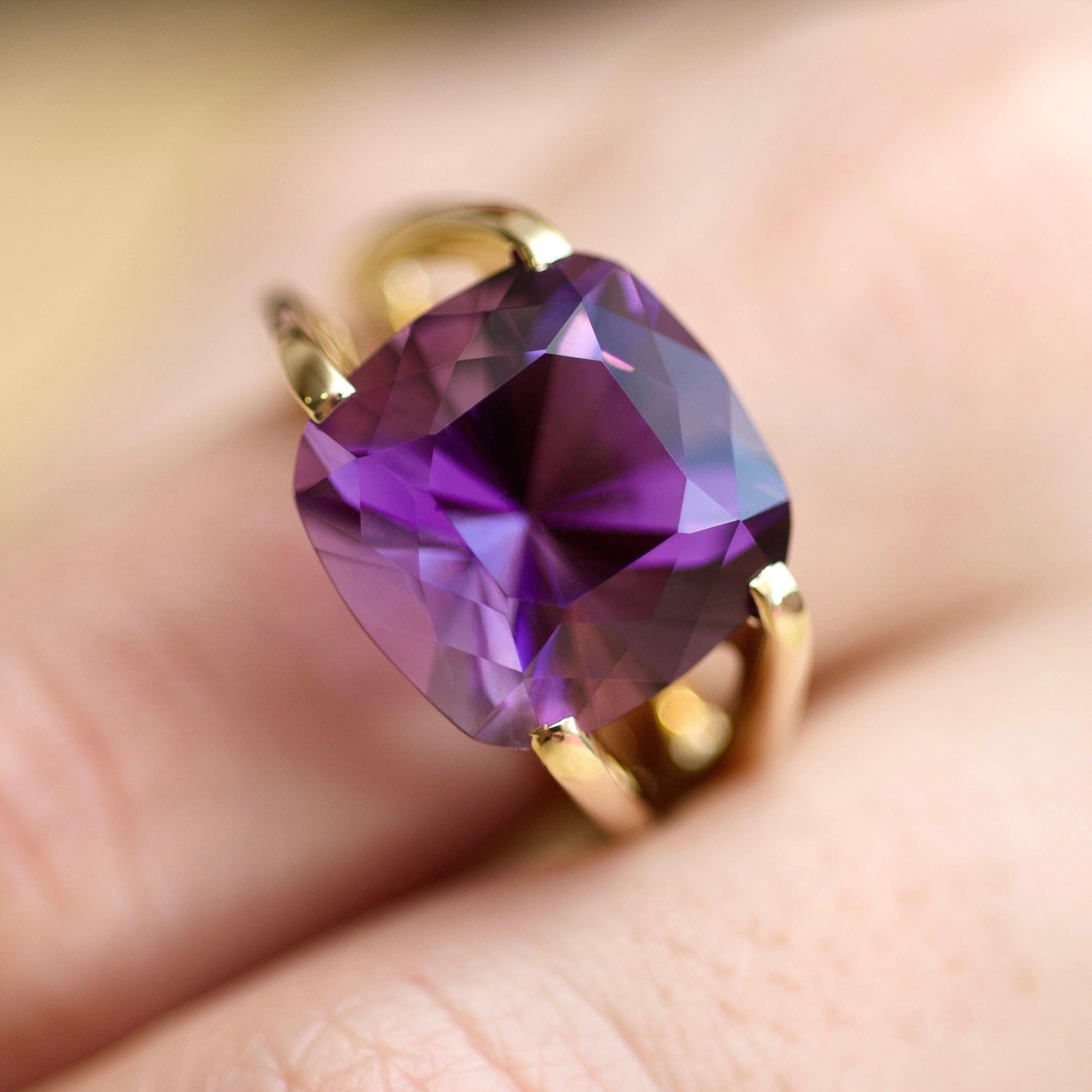 Im Angebot: 12 Karat natürlicher brasilianischer lila Amethyst 14 Karat Gelbgold Cocktail-Ring () 2